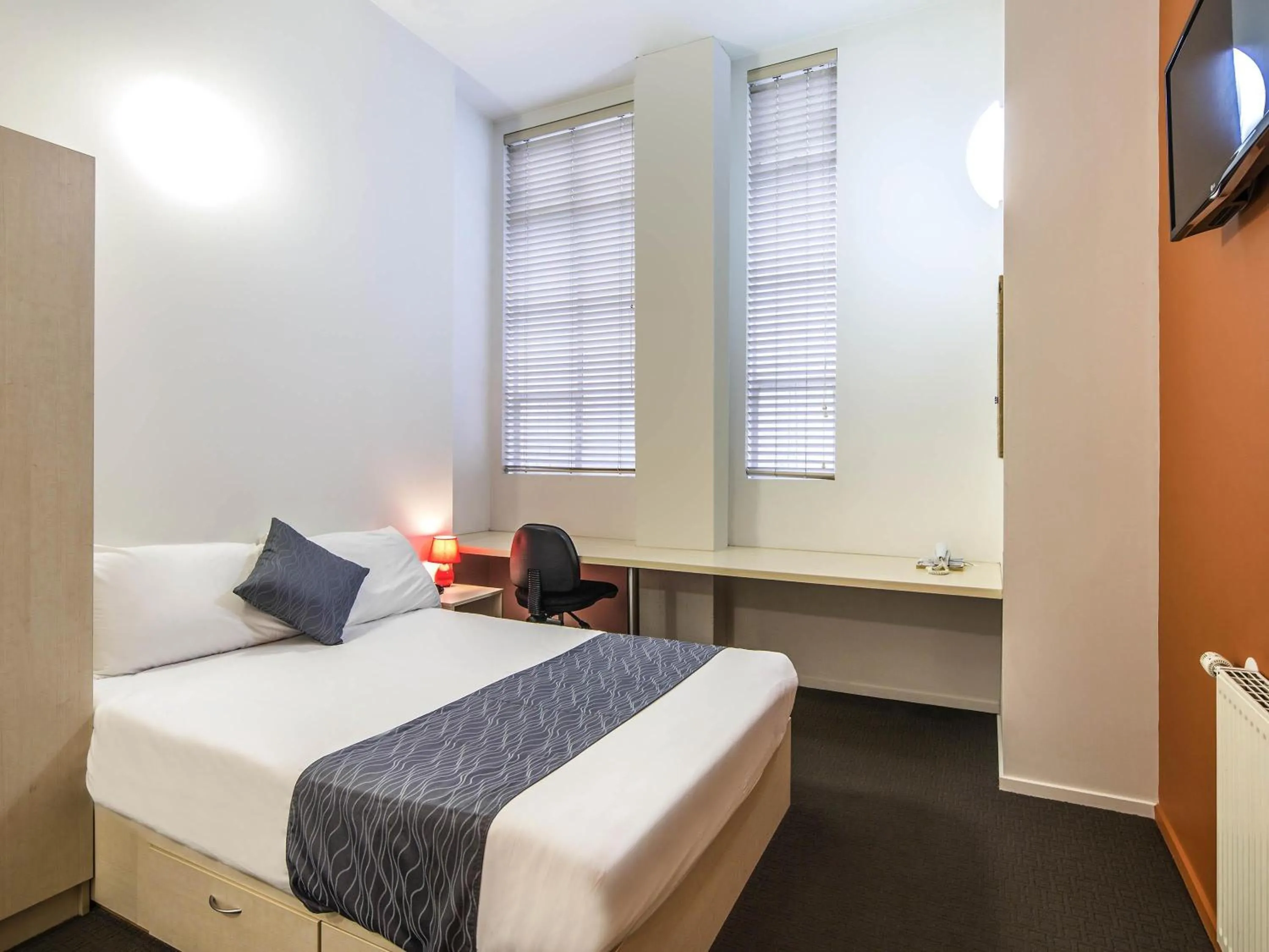 Bedroom, Bed in Ibis Styles Invercargill