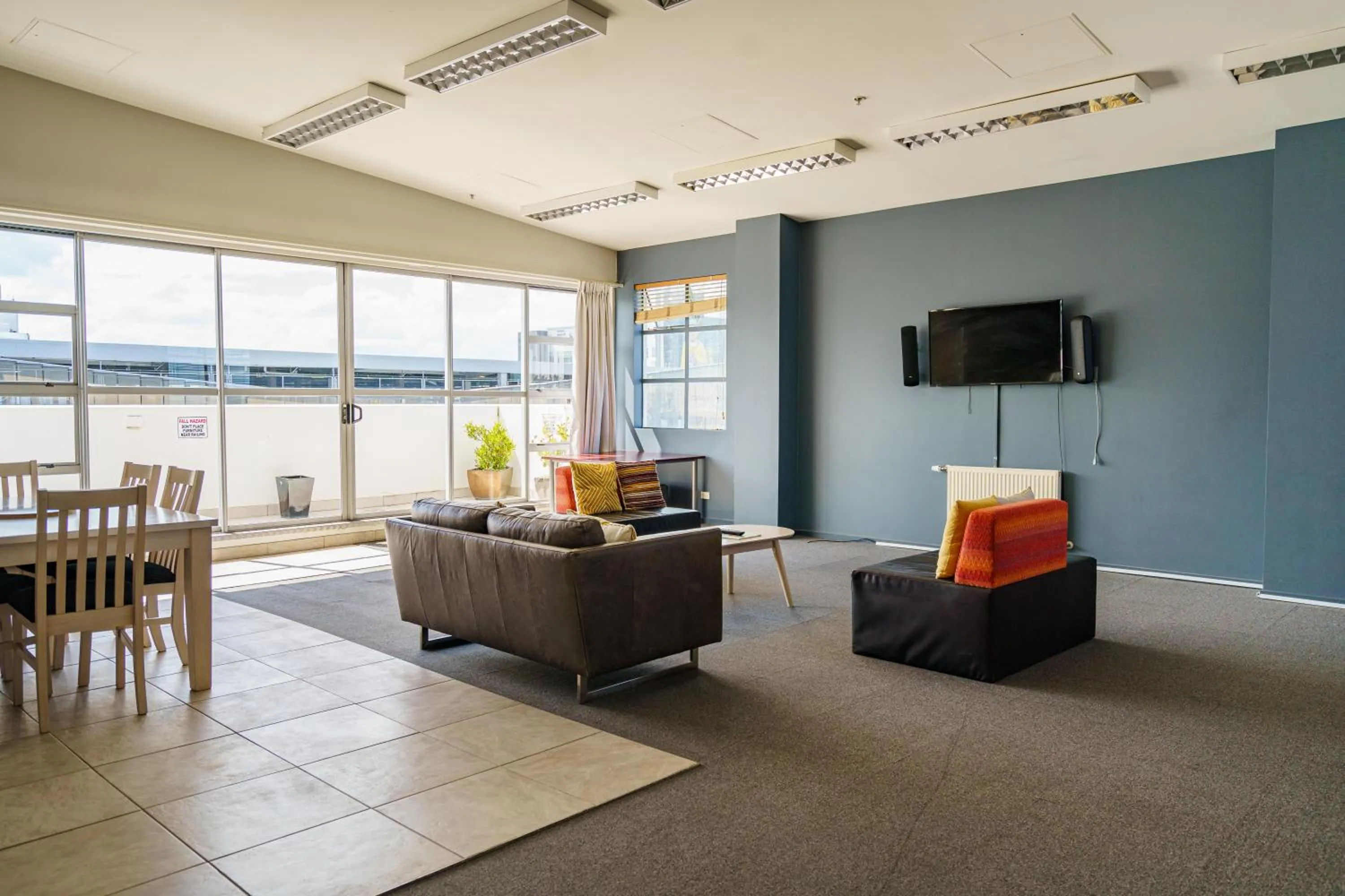 Communal lounge/ TV room in Ibis Styles Invercargill