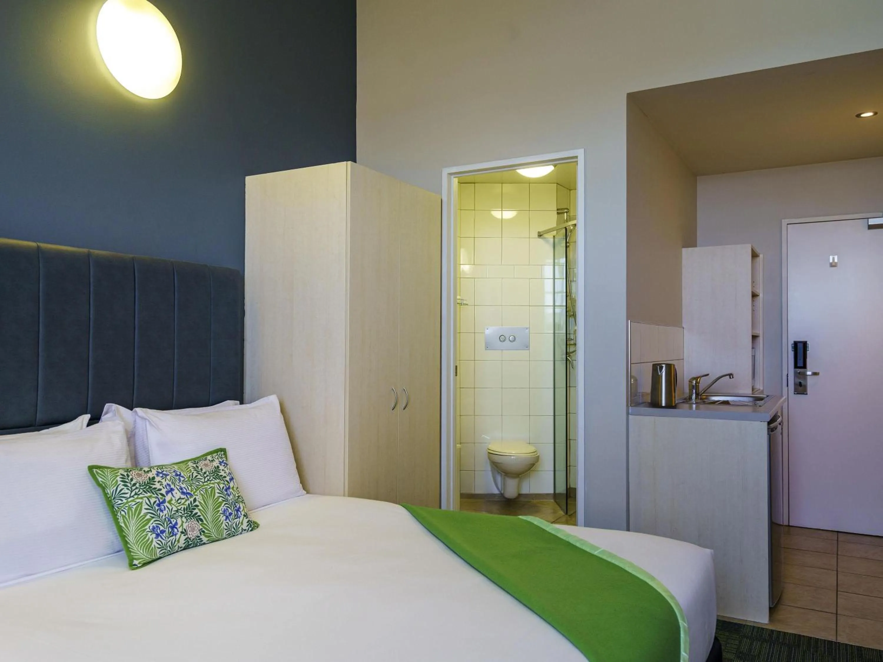 Bedroom, Bed in Ibis Styles Invercargill