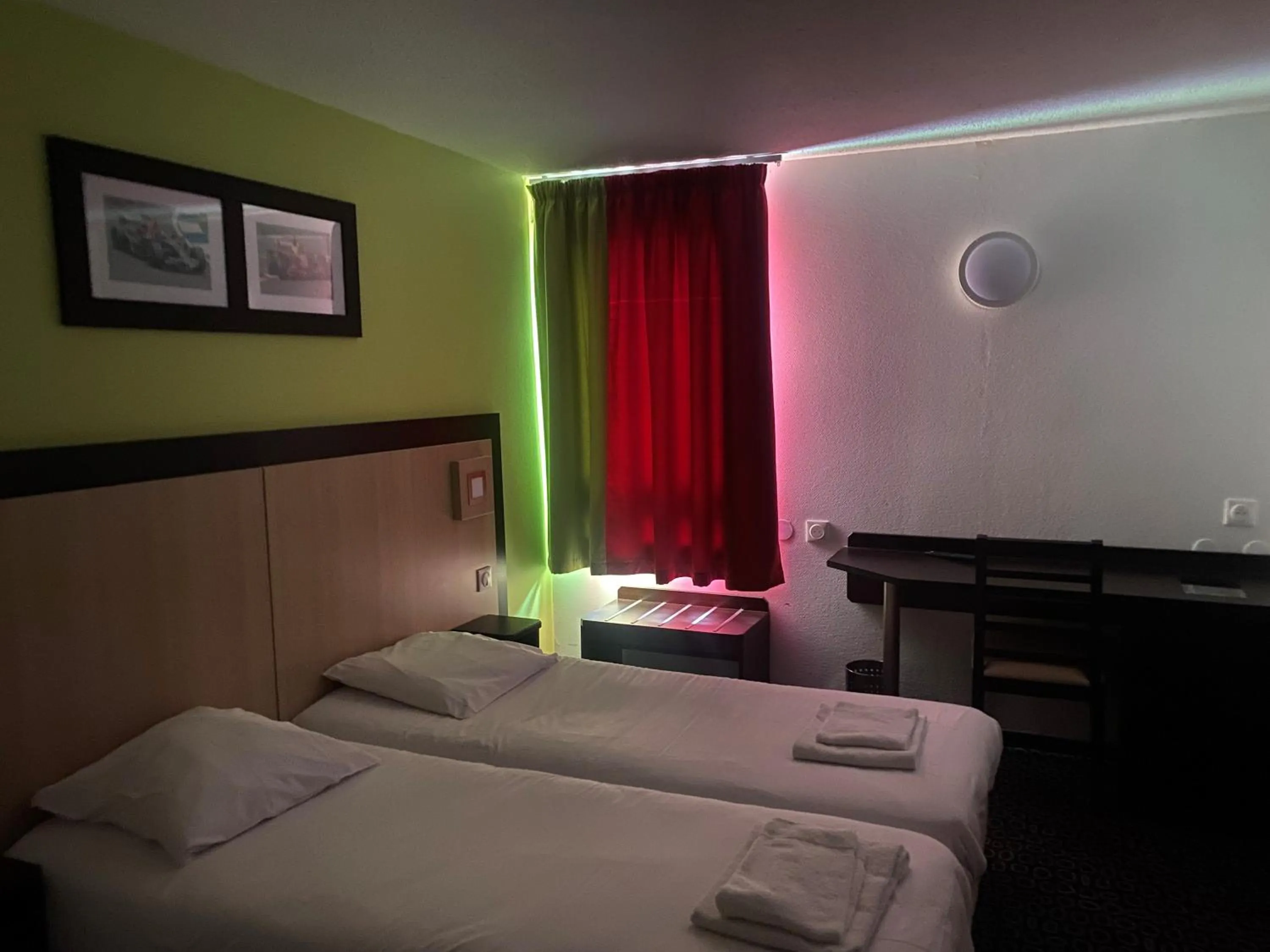 Bed in Enzo Hotels Pont-a-Mousson by Kyriad Direct