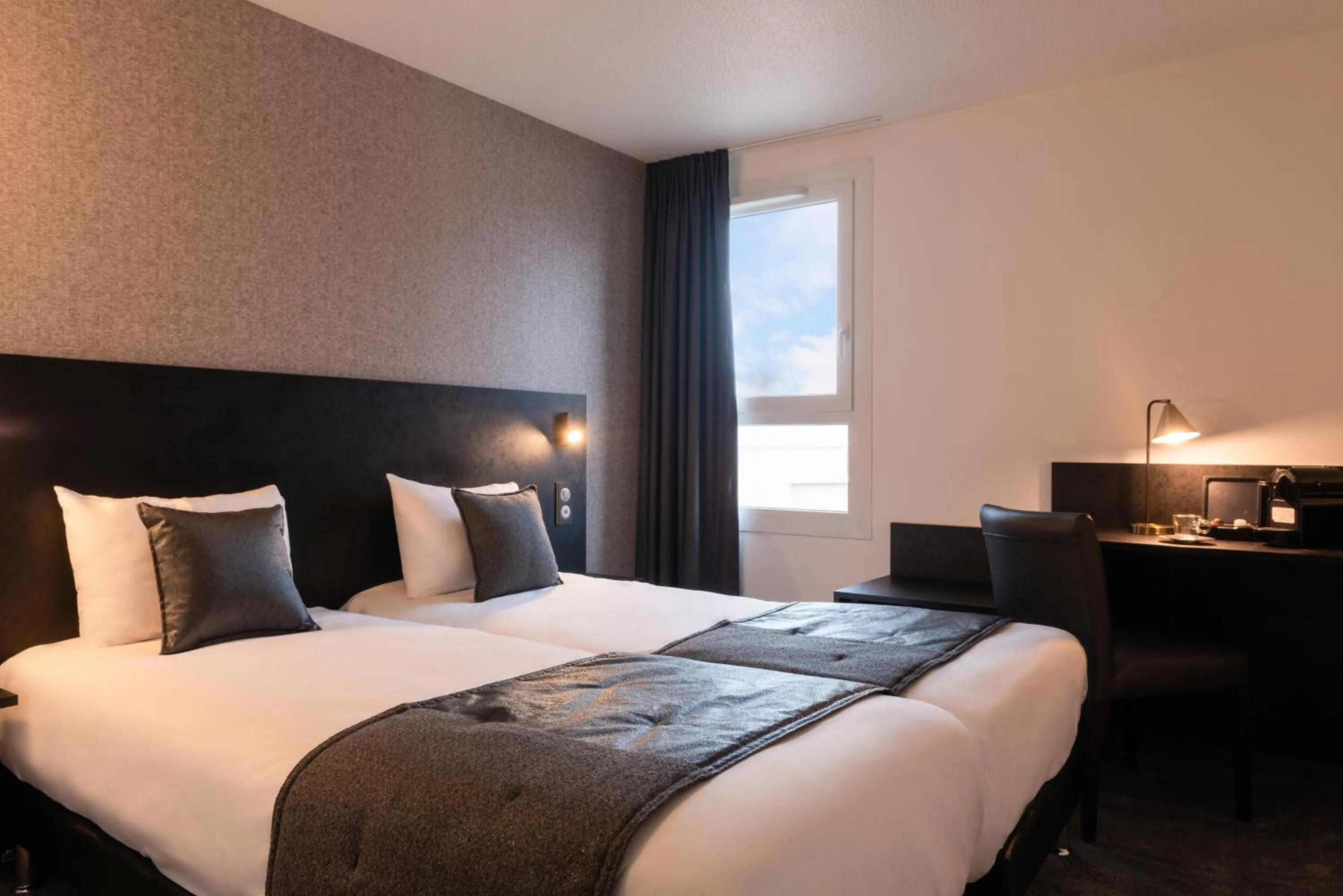 Shower, Bed in The Originals City, Hôtel Orléans Nord