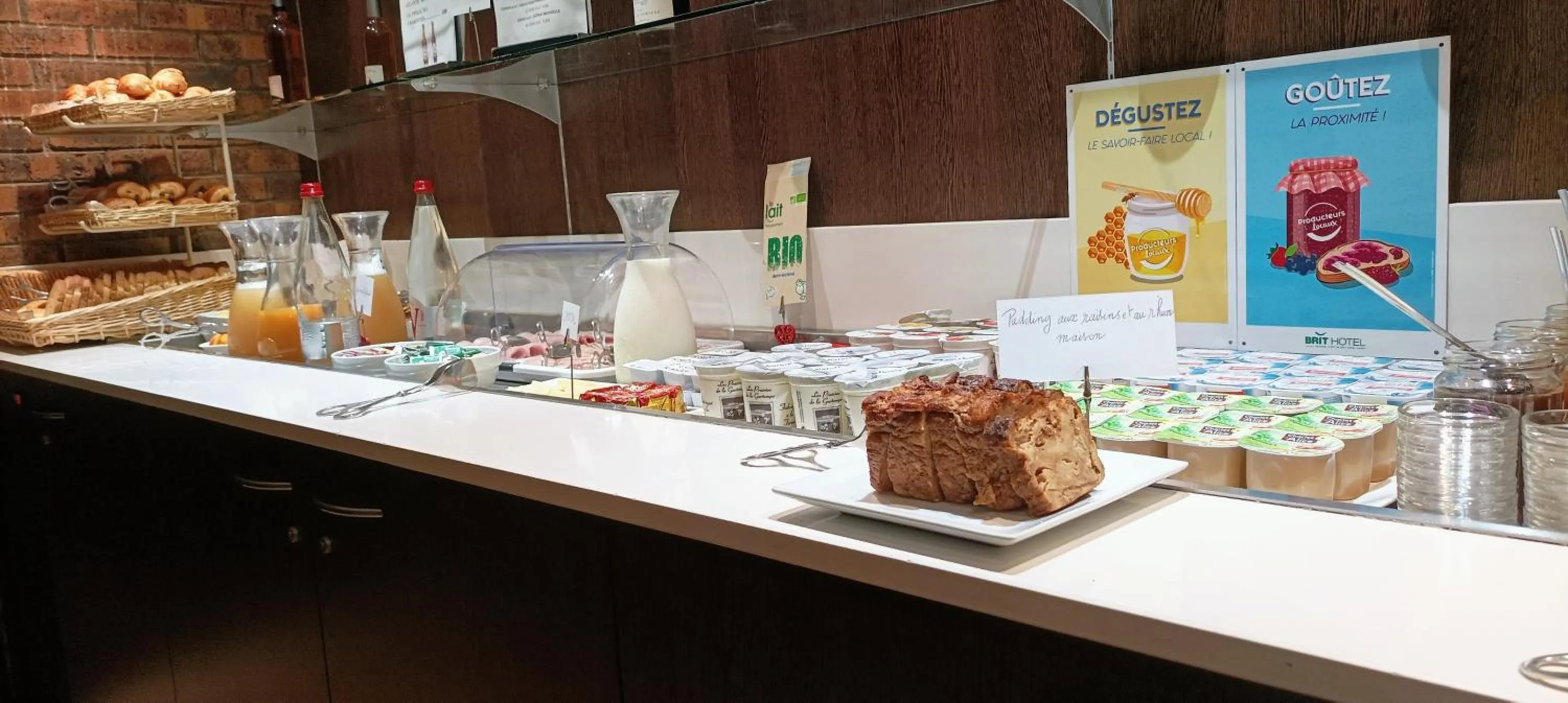 Buffet breakfast in Brit Hotel Poitiers Beaulieu