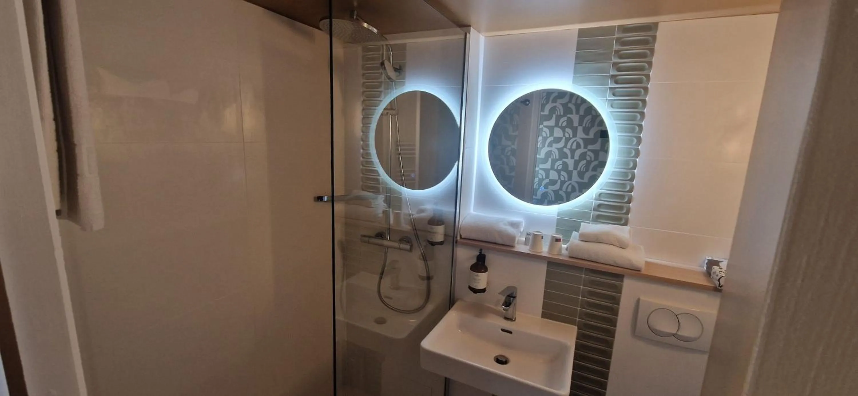 Shower in Brit Hotel Poitiers Beaulieu