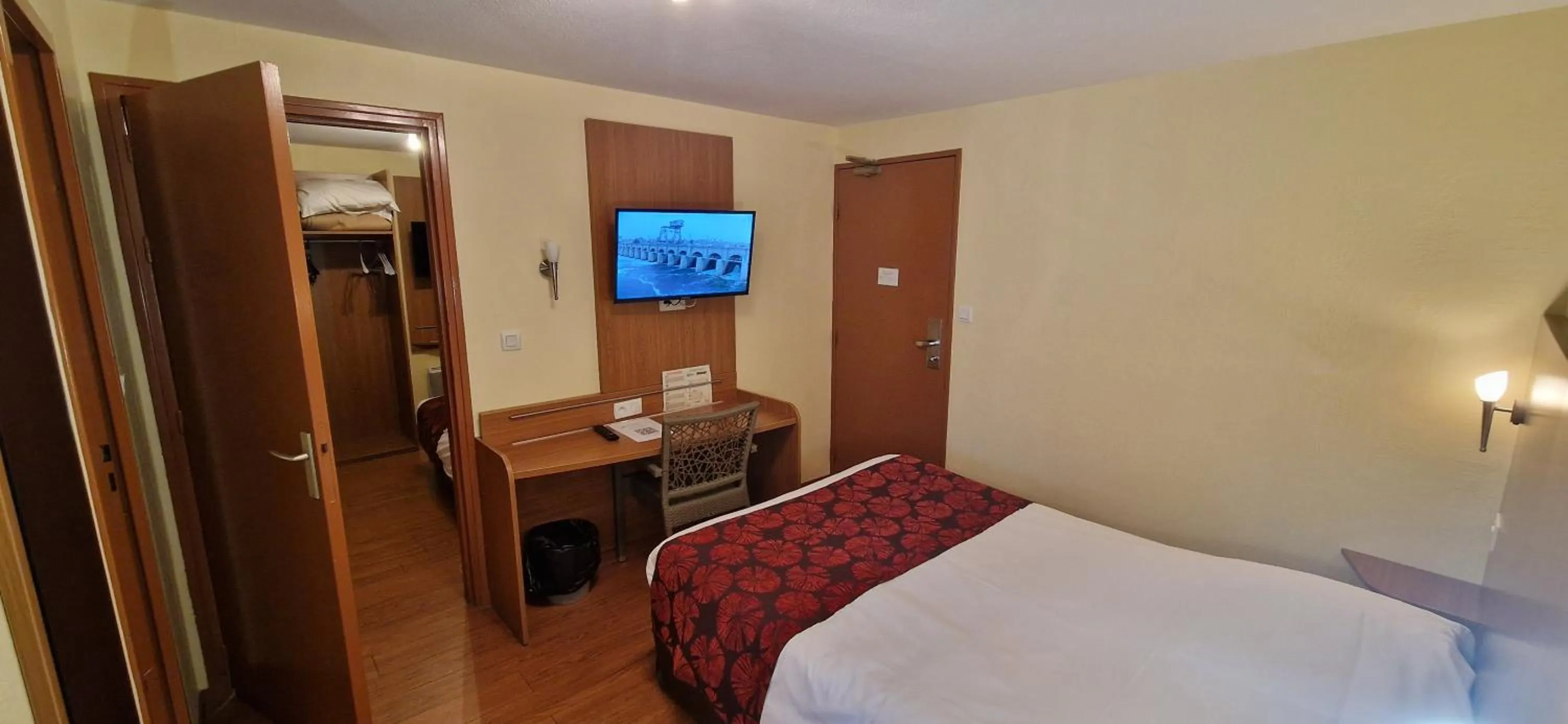 Bed in Brit Hotel Poitiers Beaulieu