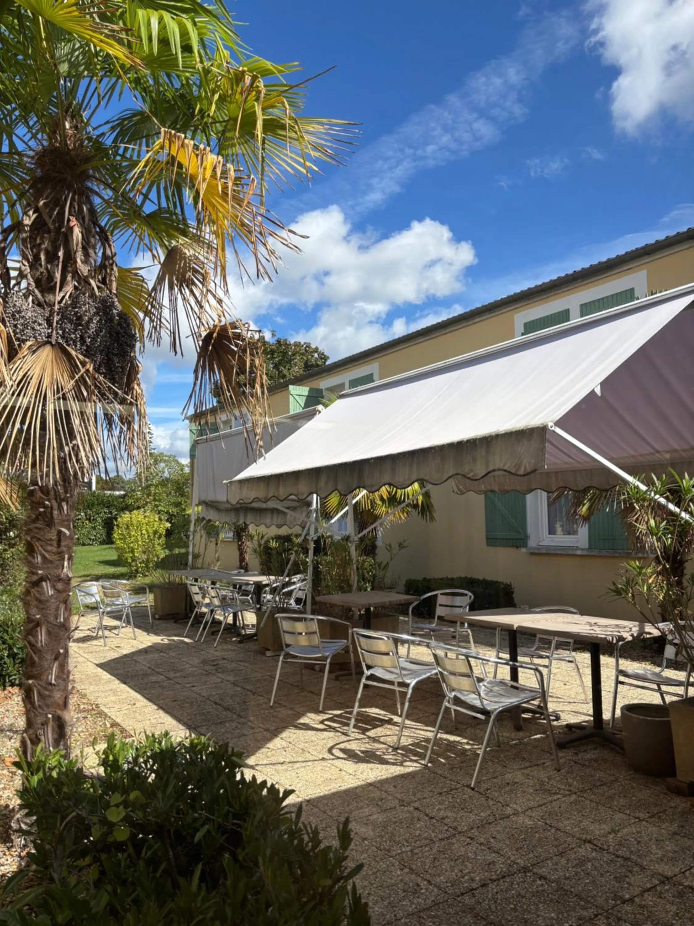 Garden in Brit Hotel Poitiers Beaulieu
