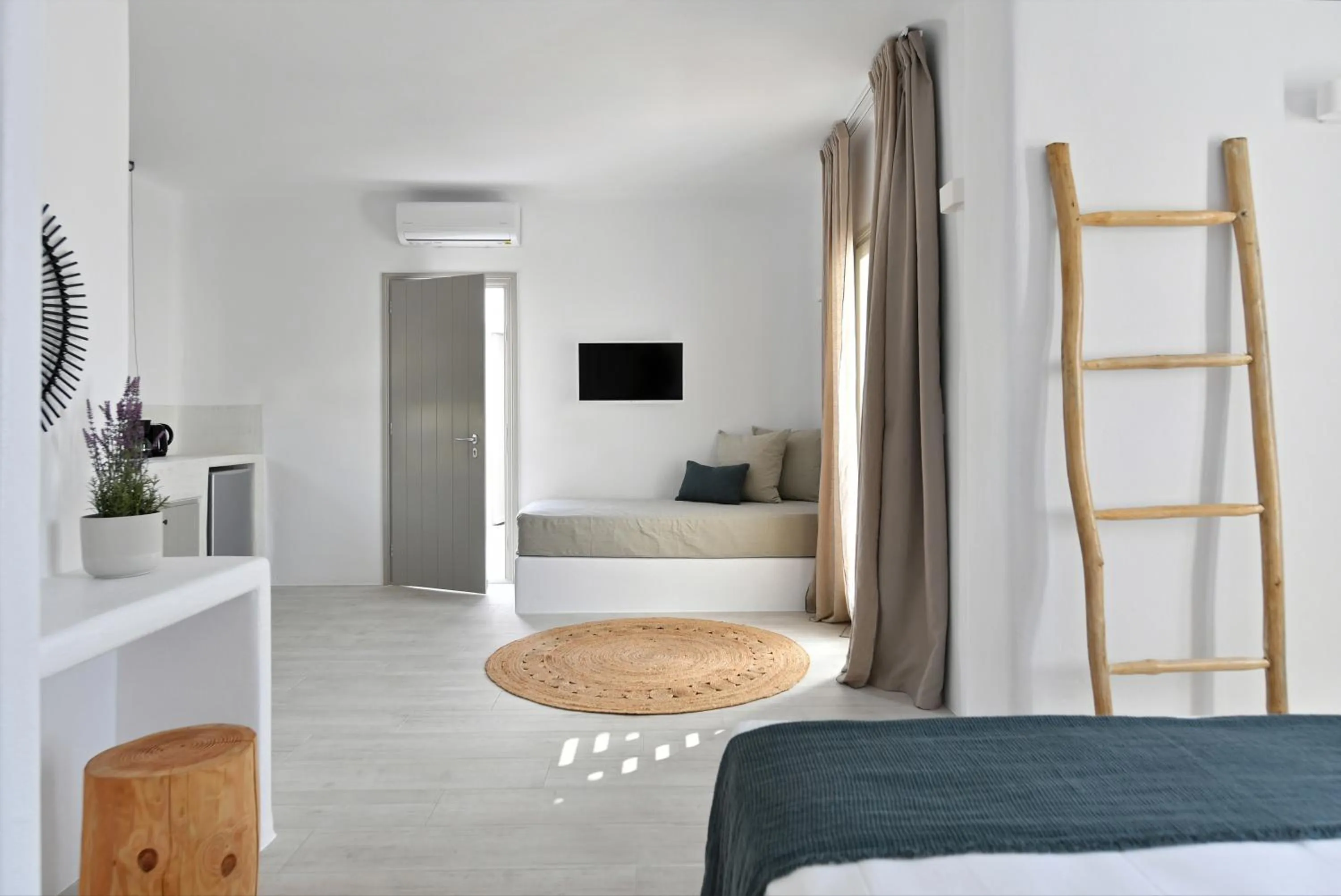 Photo of the whole room, Bed in White Blossom