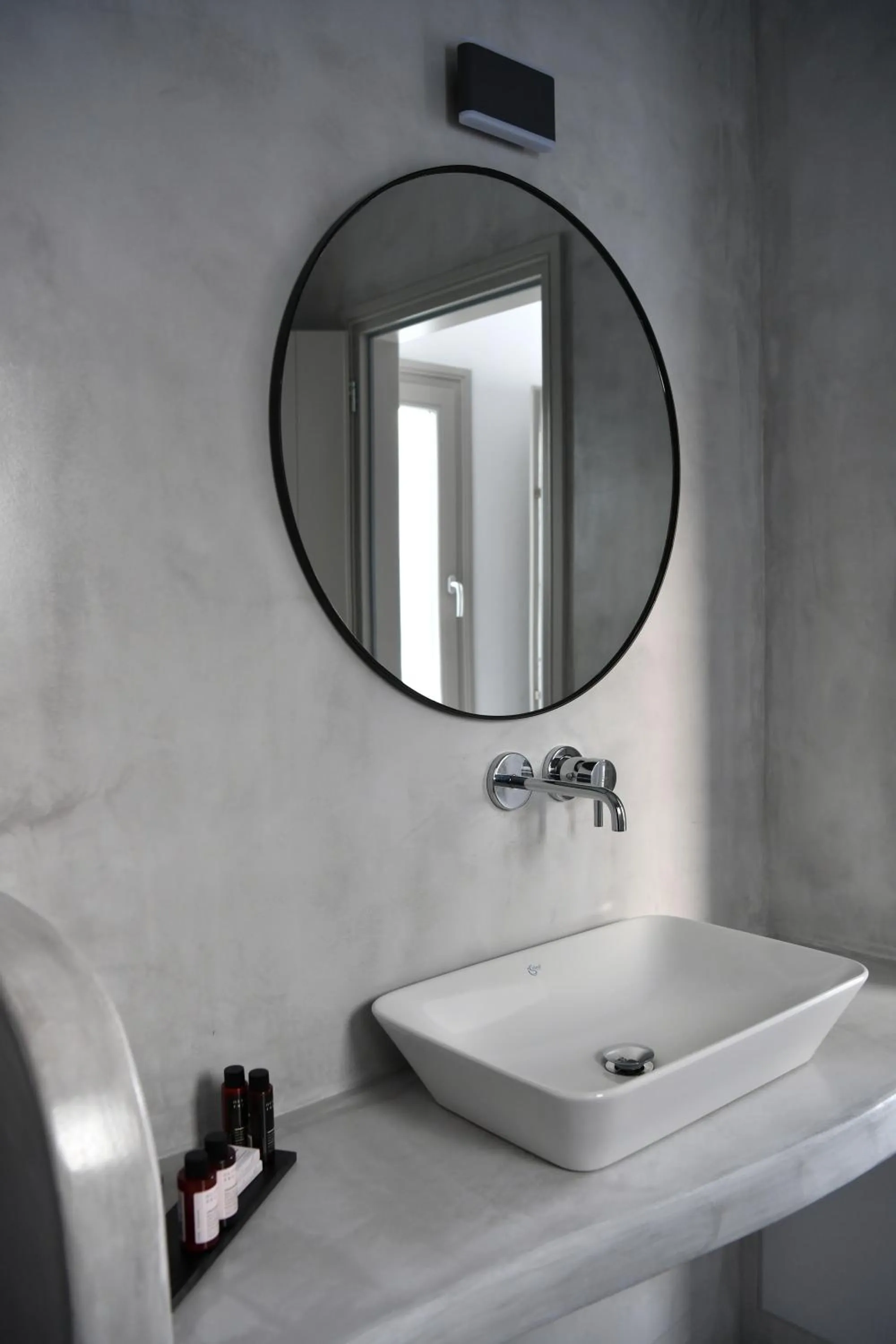 Bathroom in White Blossom