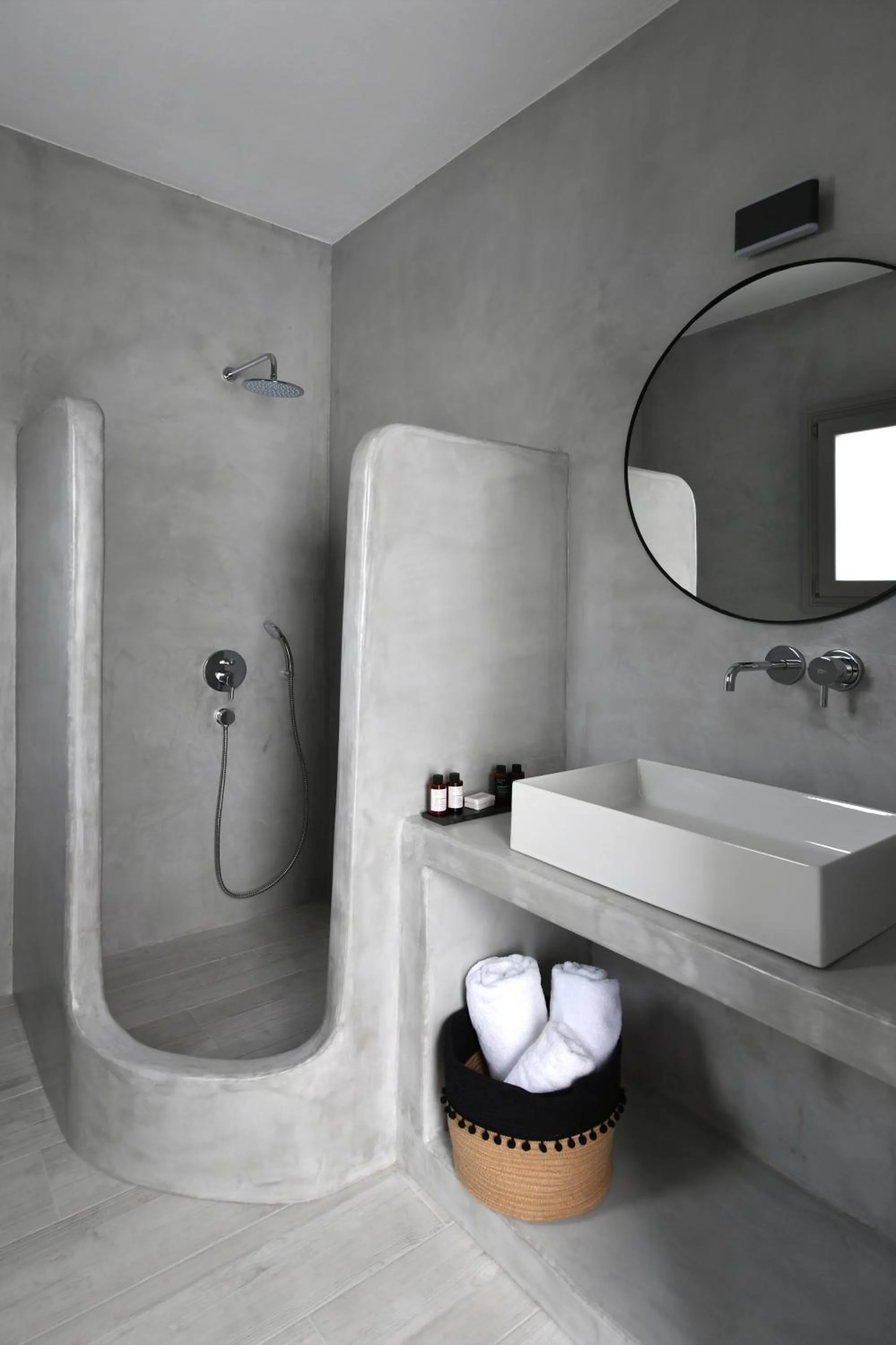 Bathroom in White Blossom