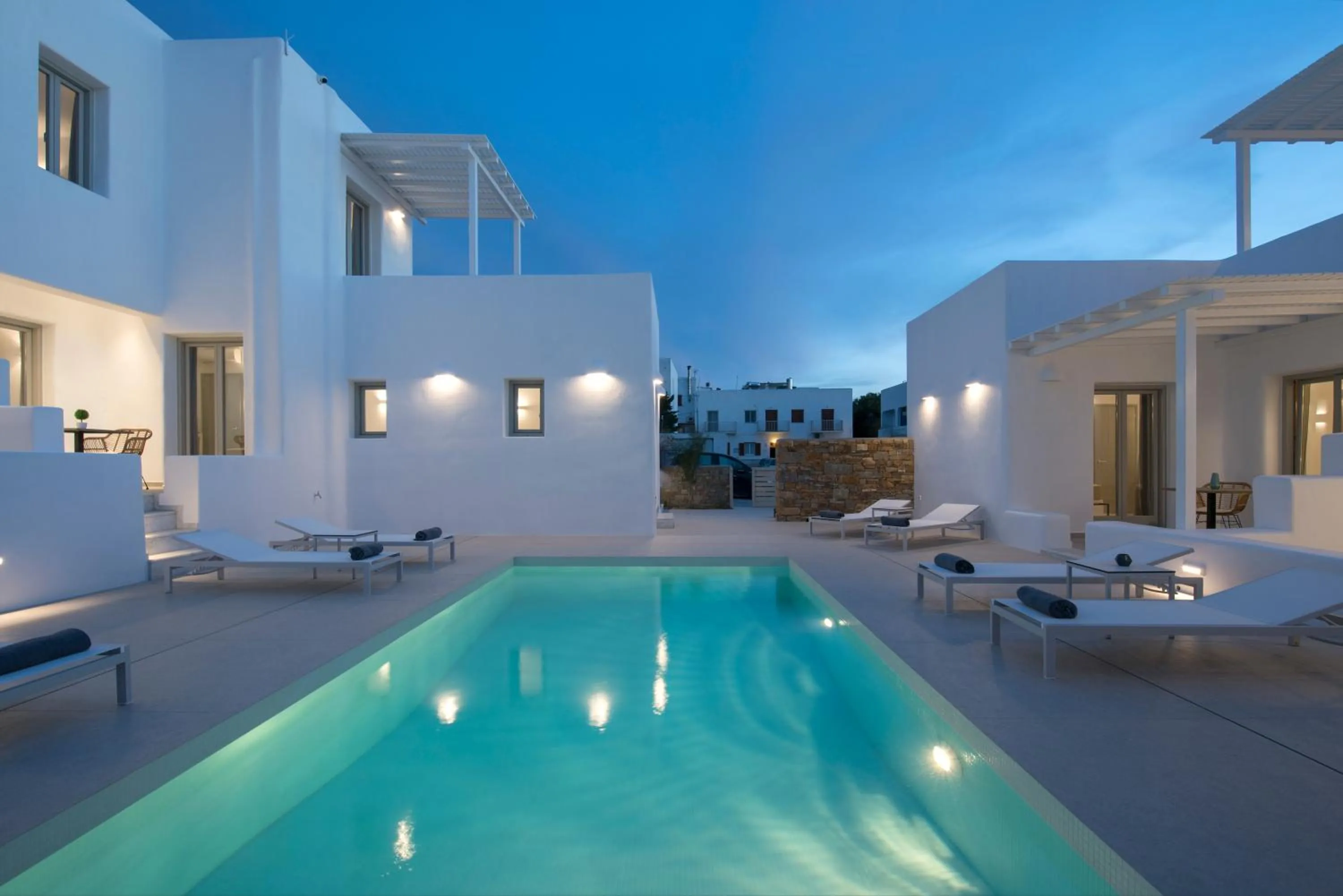 Swimming pool in White Blossom