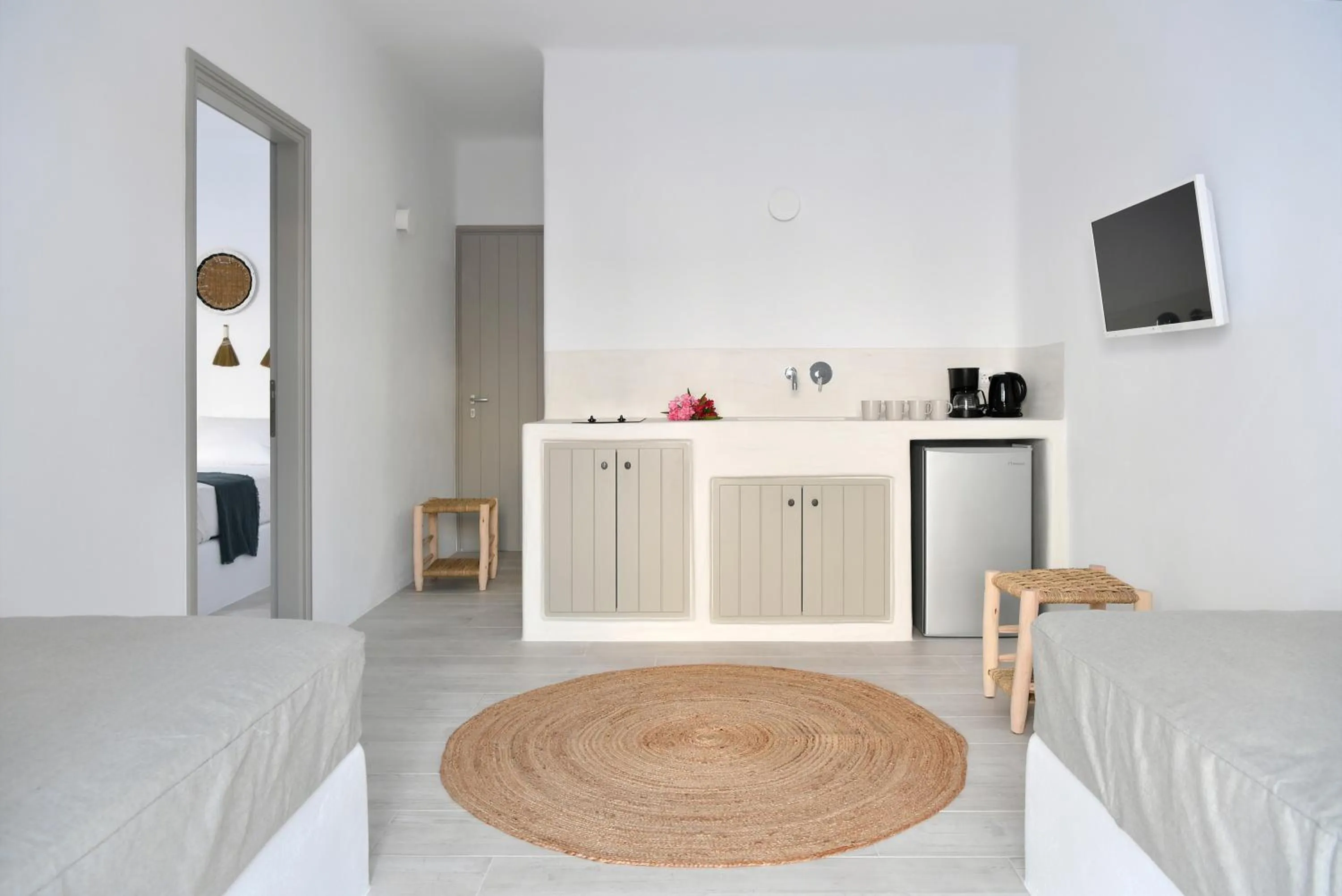 Photo of the whole room, Bed in White Blossom