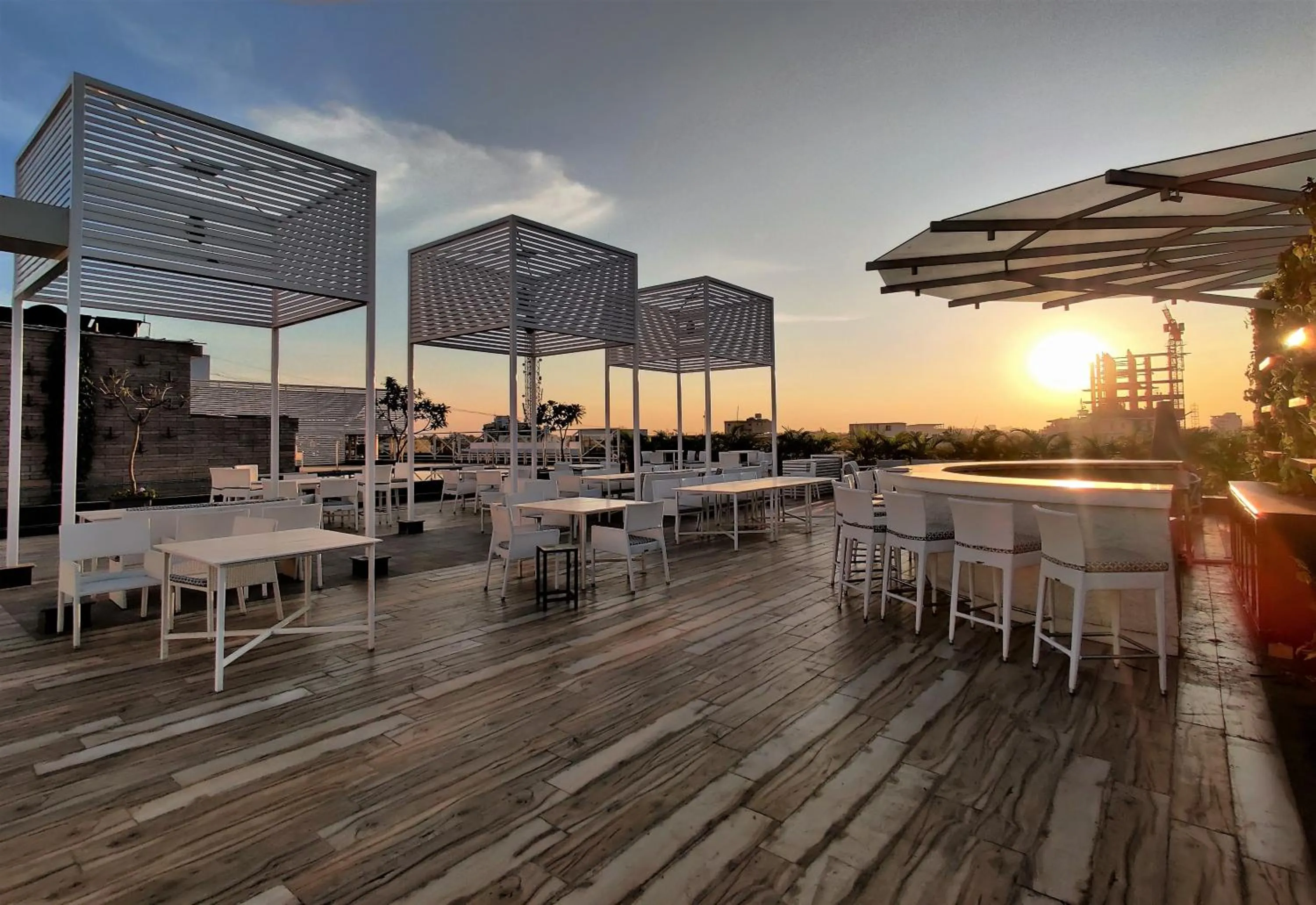 Restaurant/places to eat in Hotel Centre Point