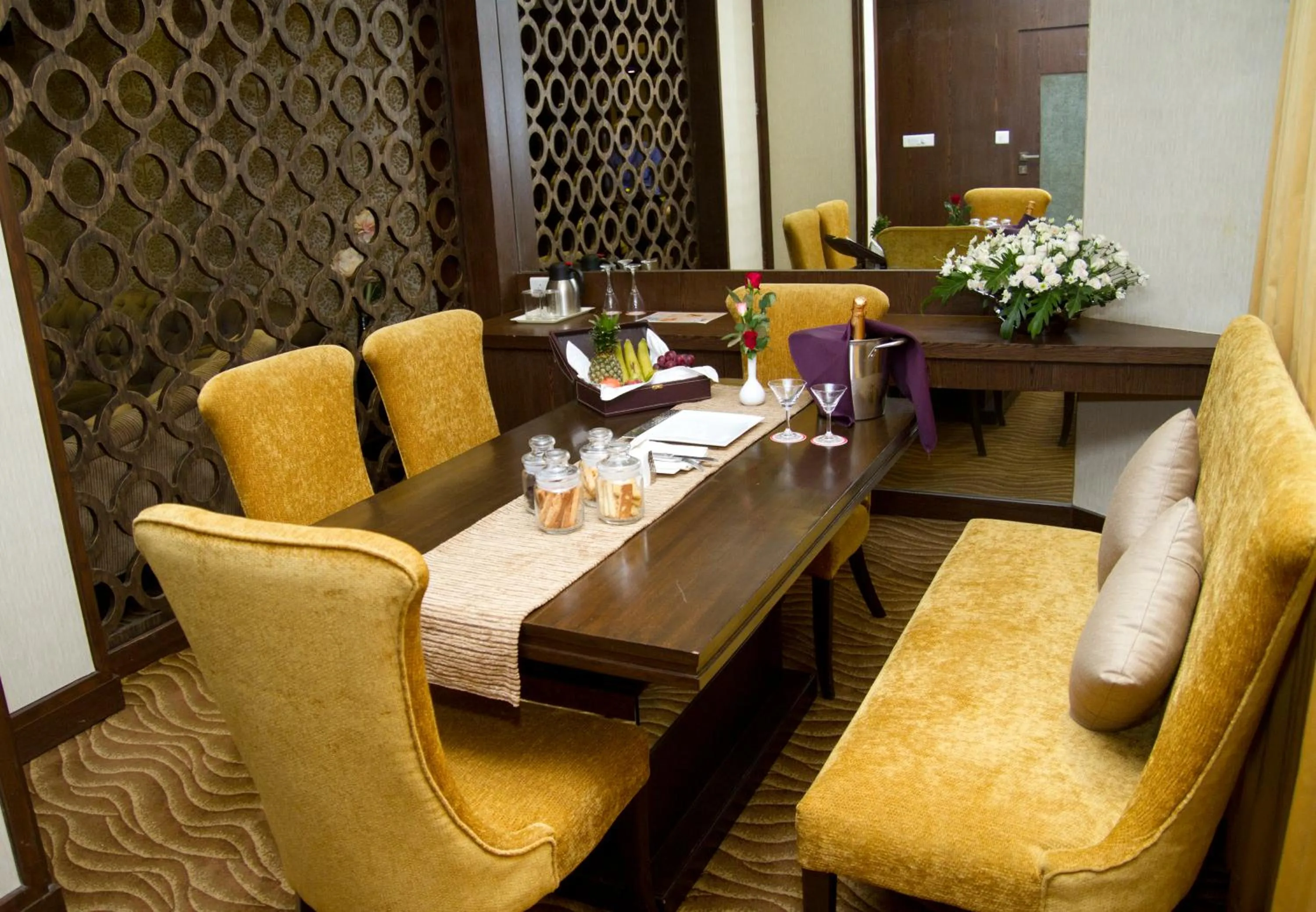 Restaurant/places to eat in Hotel Centre Point