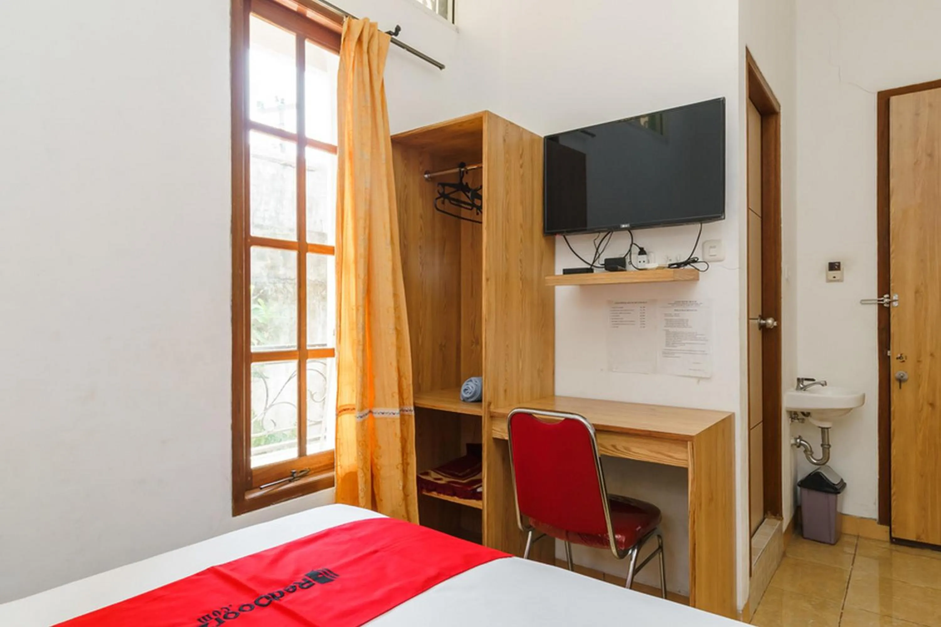 Bedroom, Bed in RedDoorz Syariah near Lahat Station