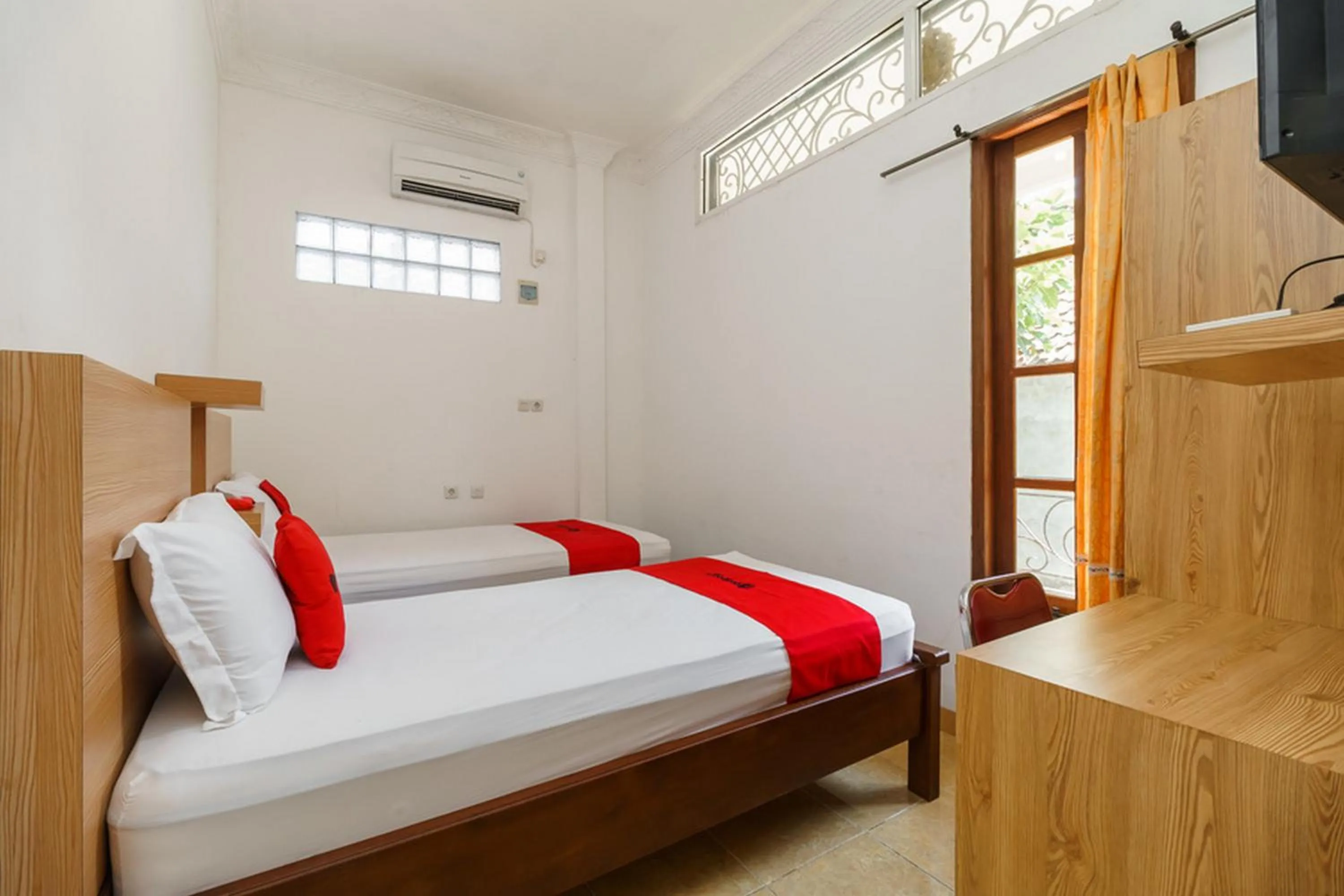 Bedroom, Bed in RedDoorz Syariah near Lahat Station