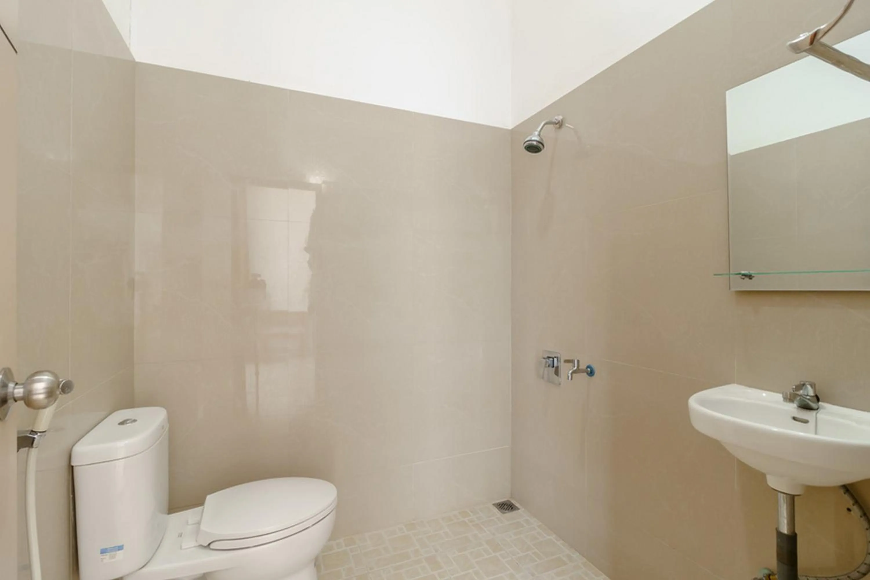 Shower in RedDoorz Syariah near Lahat Station