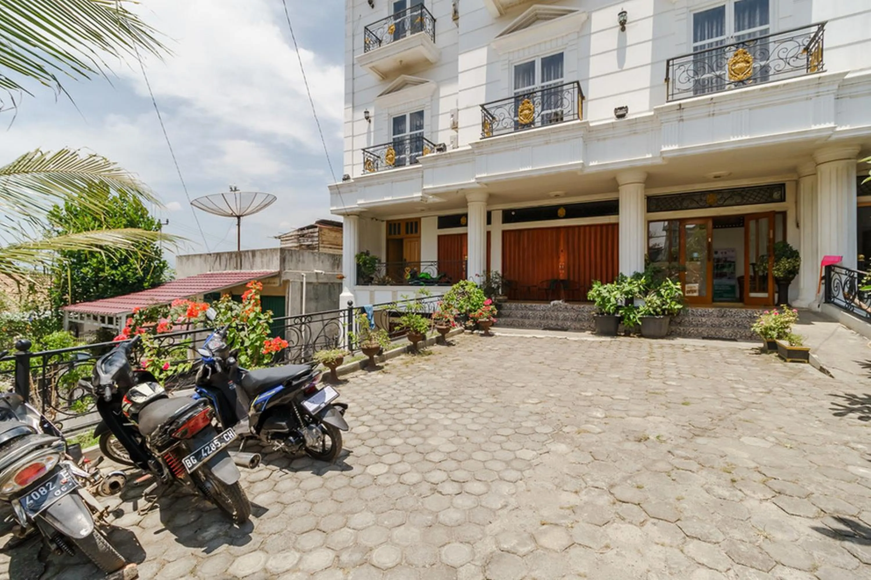 Facade/entrance in RedDoorz Syariah near Lahat Station