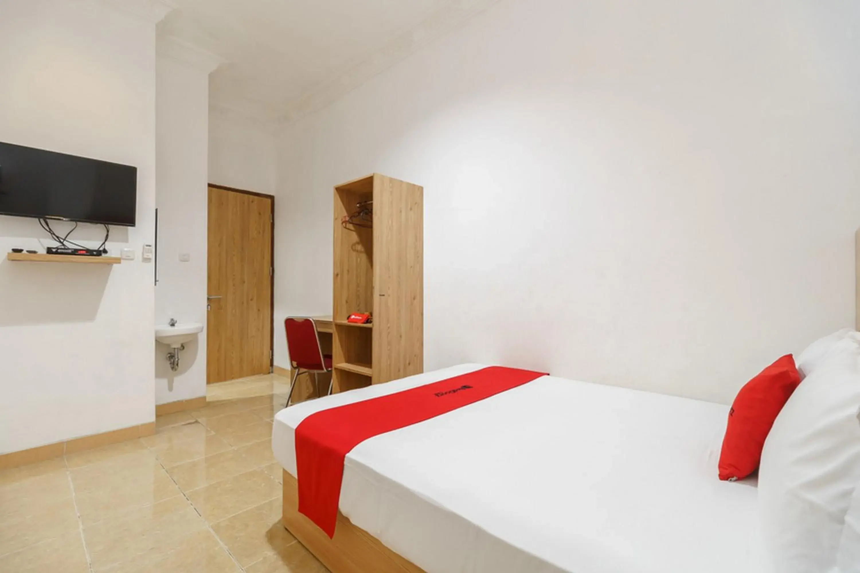 Deluxe Room in RedDoorz Syariah near Lahat Station Deluxe Room in RedDoorz Syariah near Lahat Station