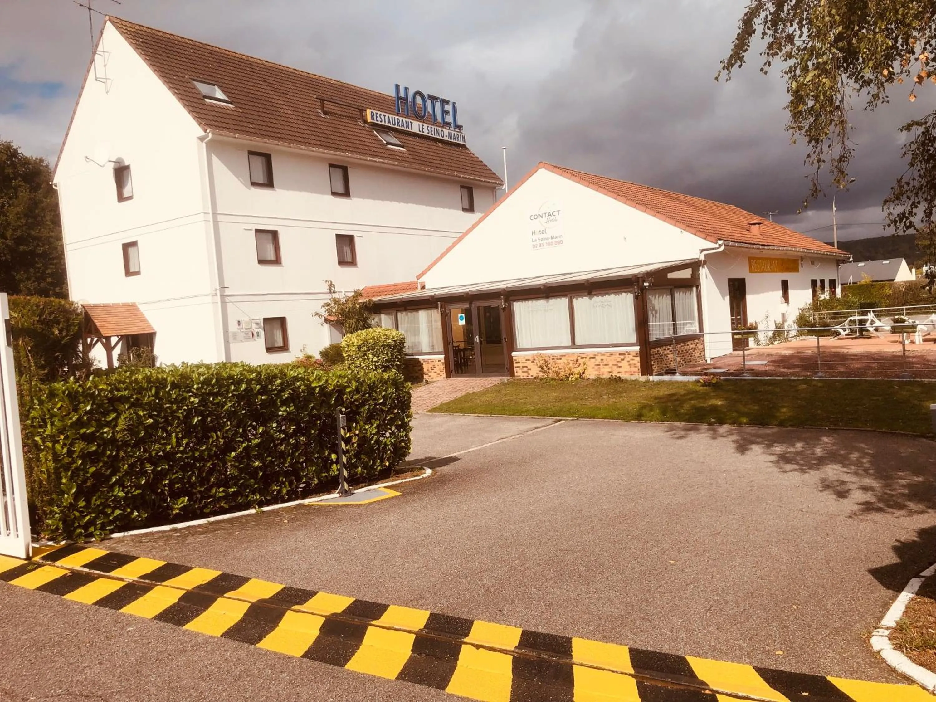 Parking in Contact Hotel Le Seino Marin - Cléon Elbeuf Rouen