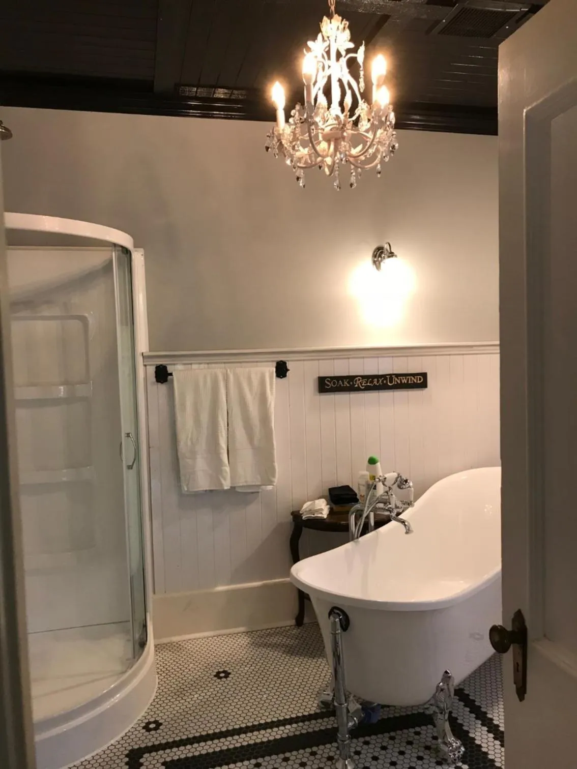 Shower in Lionheart Guest House