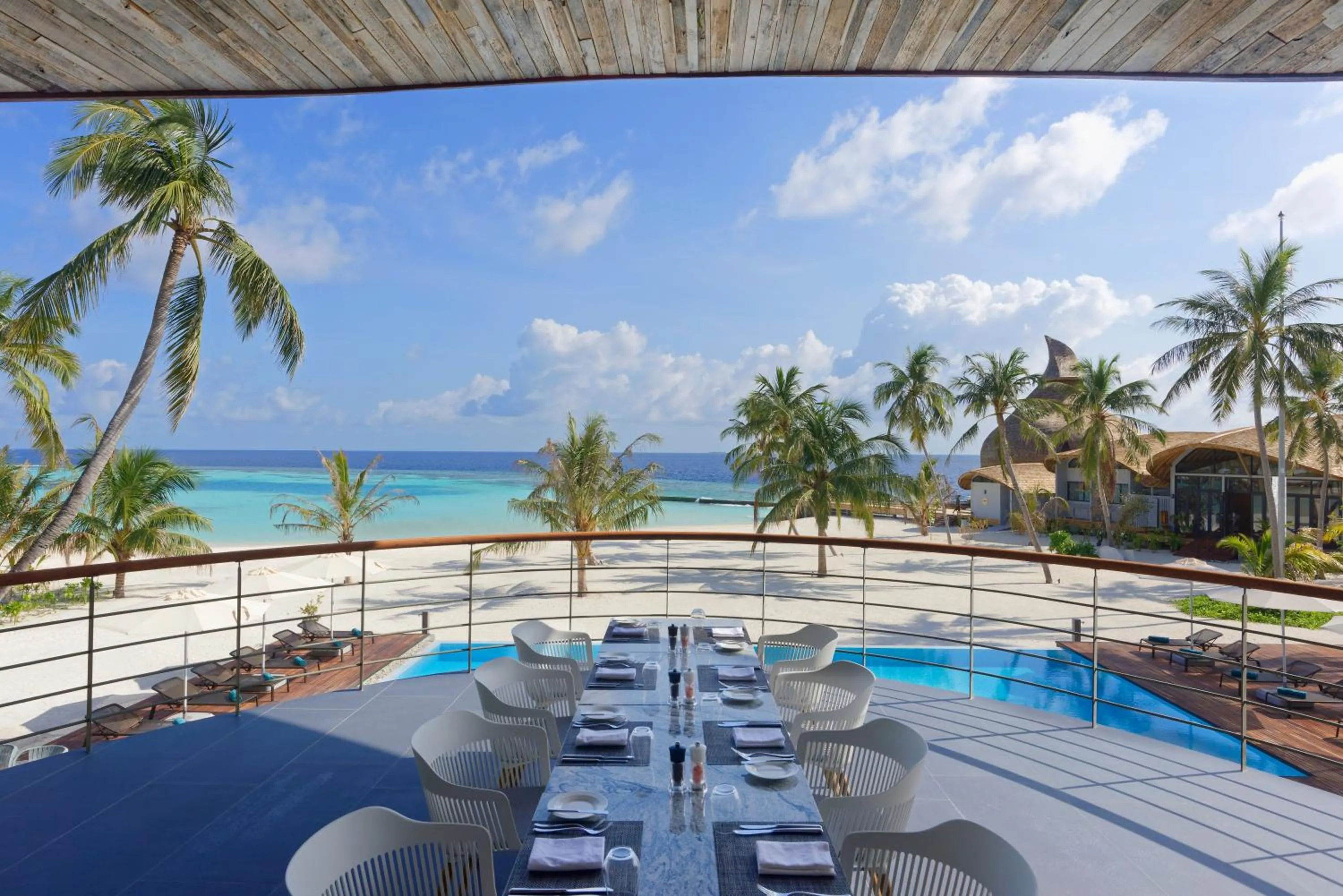 Lounge or bar in OUTRIGGER Maldives Maafushivaru Resort - 25 percent discount on transfers for min 4 nights stay and more, valid for reservations between 01 July till 22 Dec 2025