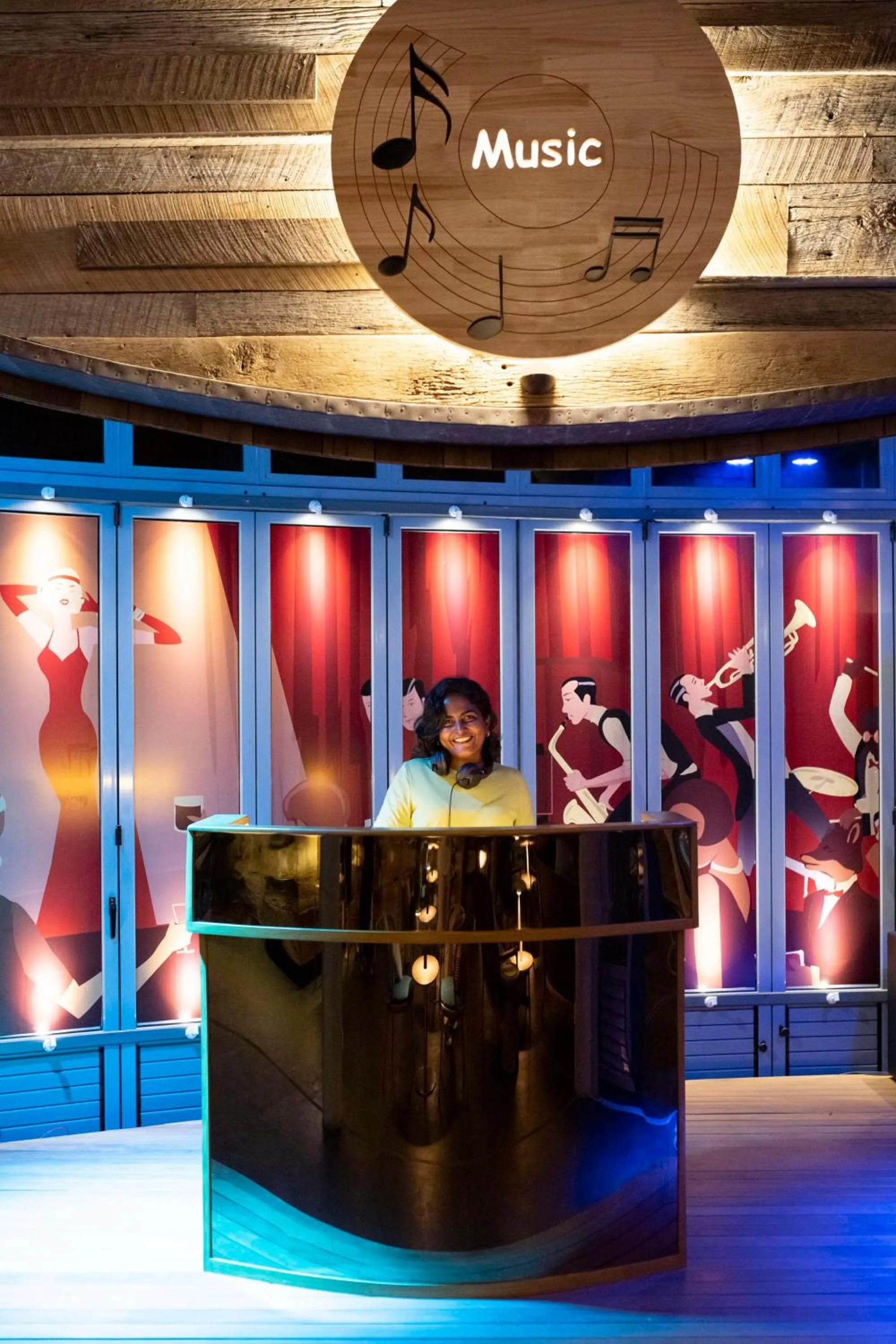 Lounge or bar in OUTRIGGER Maldives Maafushivaru Resort - 25 percent discount on transfers for min 4 nights stay and more, valid for reservations between 01 July till 22 Dec 2025