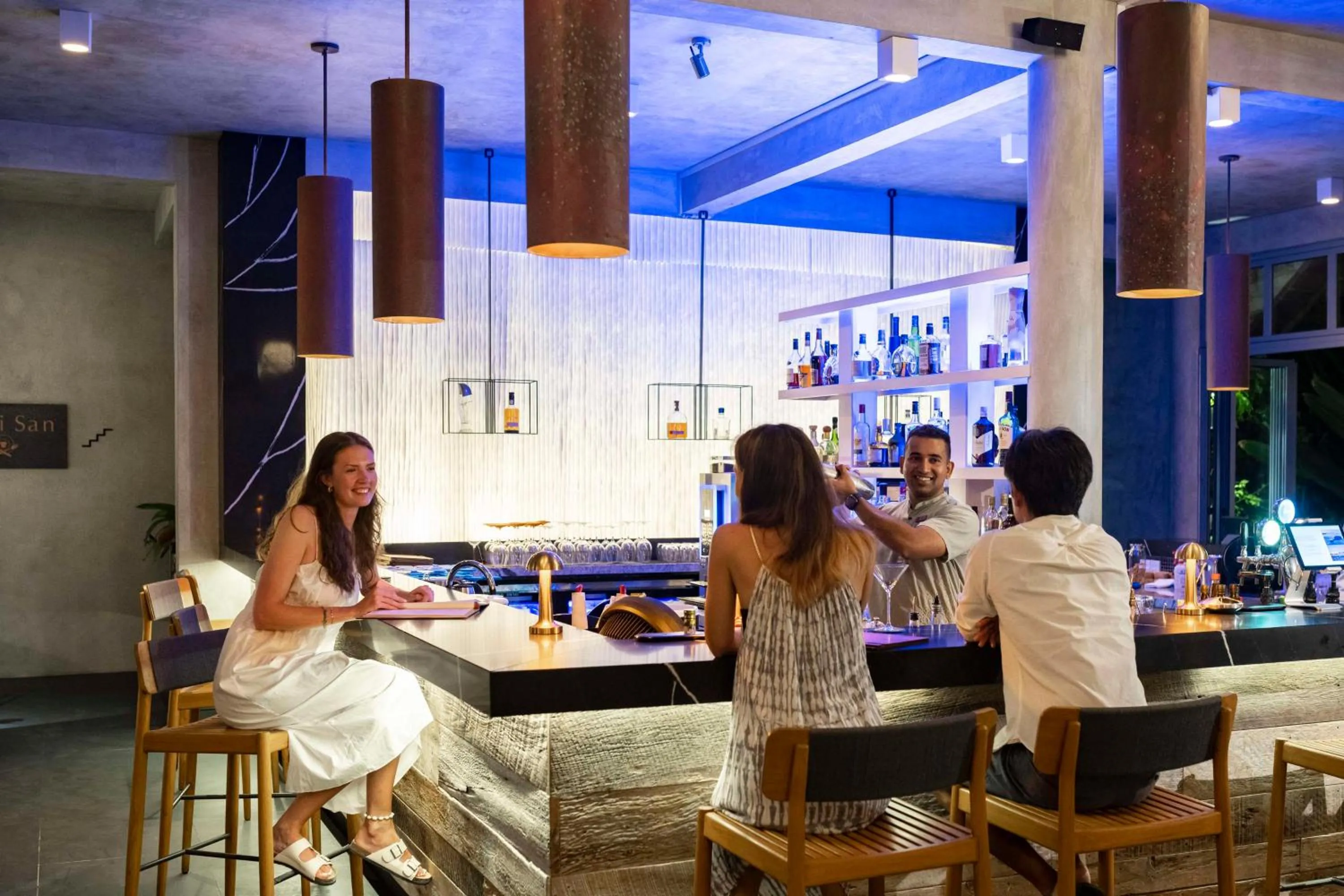 Lounge or bar in OUTRIGGER Maldives Maafushivaru Resort - 25 percent discount on transfers for min 4 nights stay and more, valid for reservations between 01 July till 22 Dec 2025