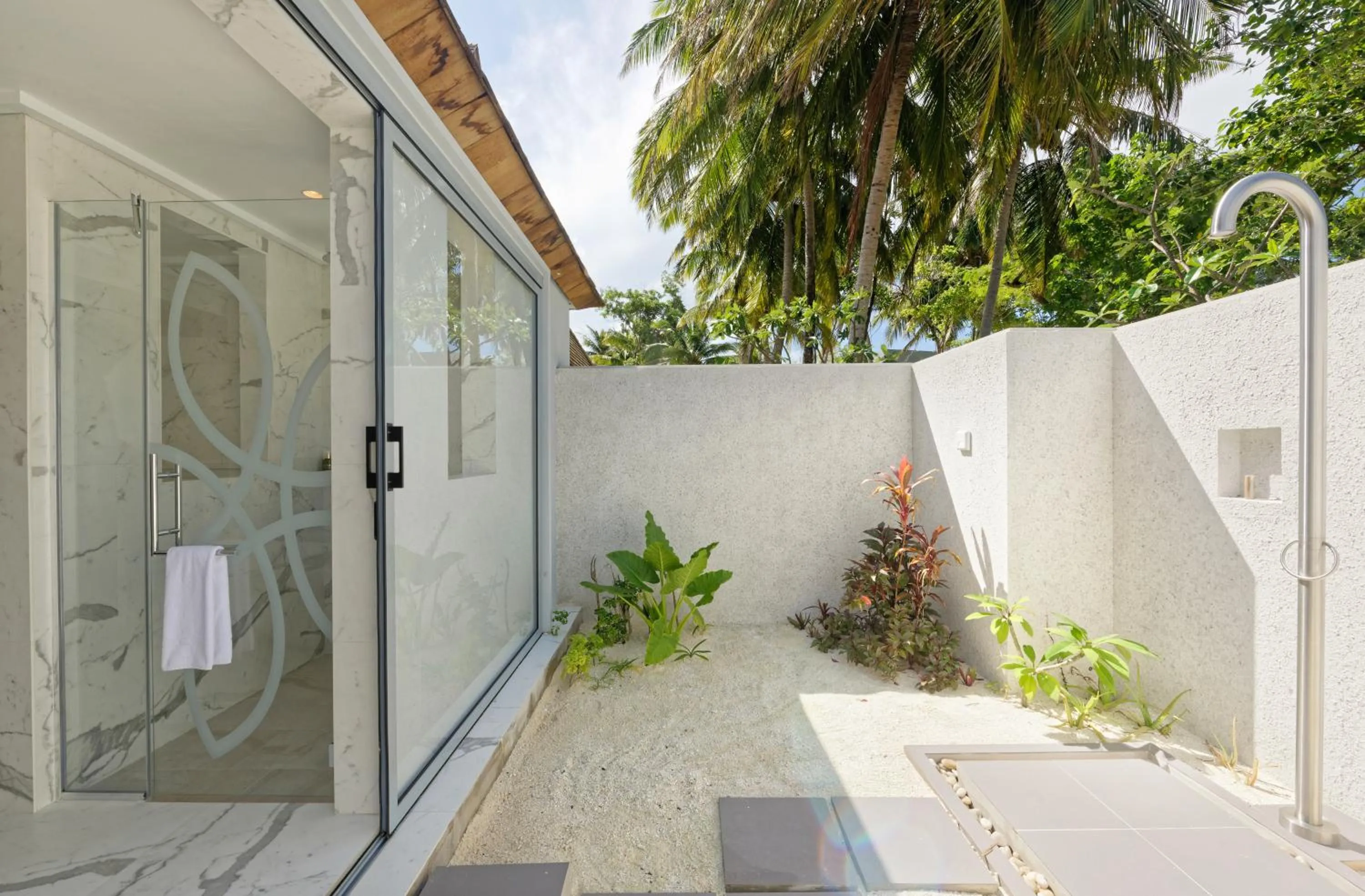 Shower in OUTRIGGER Maldives Maafushivaru Resort - 25 percent discount on transfers for min 4 nights stay and more, valid for reservations between 01 July till 22 Dec 2025