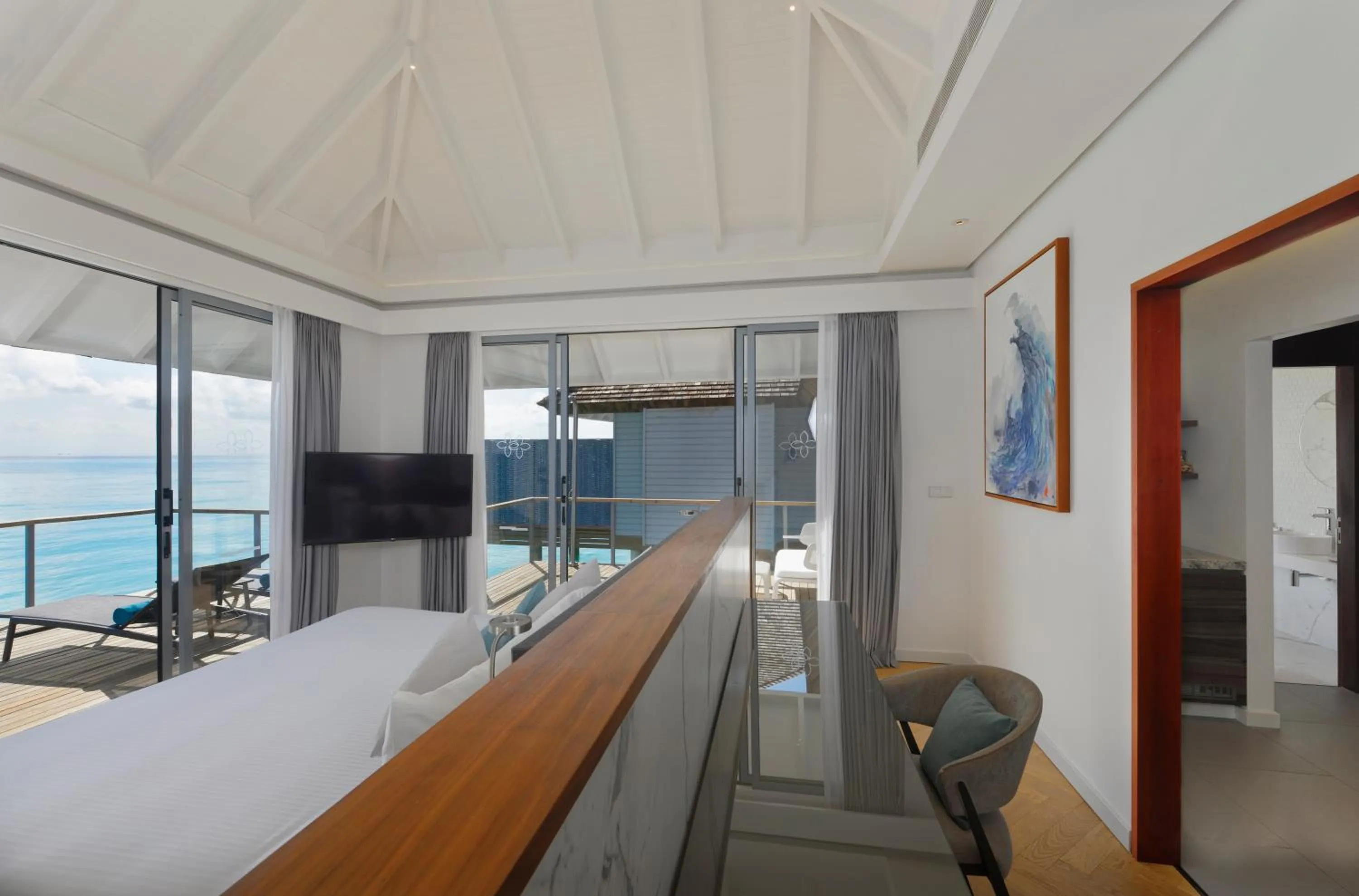 Bathroom, Bed in OUTRIGGER Maldives Maafushivaru Resort - 25 percent discount on transfers for min 4 nights stay and more, valid for reservations between 01 July till 22 Dec 2025