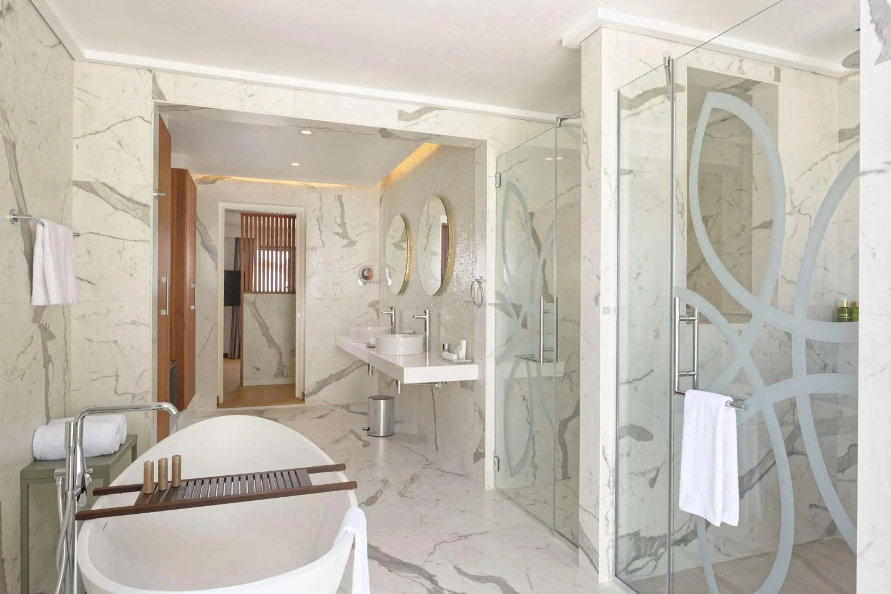 Bathroom in OUTRIGGER Maldives Maafushivaru Resort - 25 percent discount on transfers for min 4 nights stay and more, valid for reservations between 01 July till 22 Dec 2025