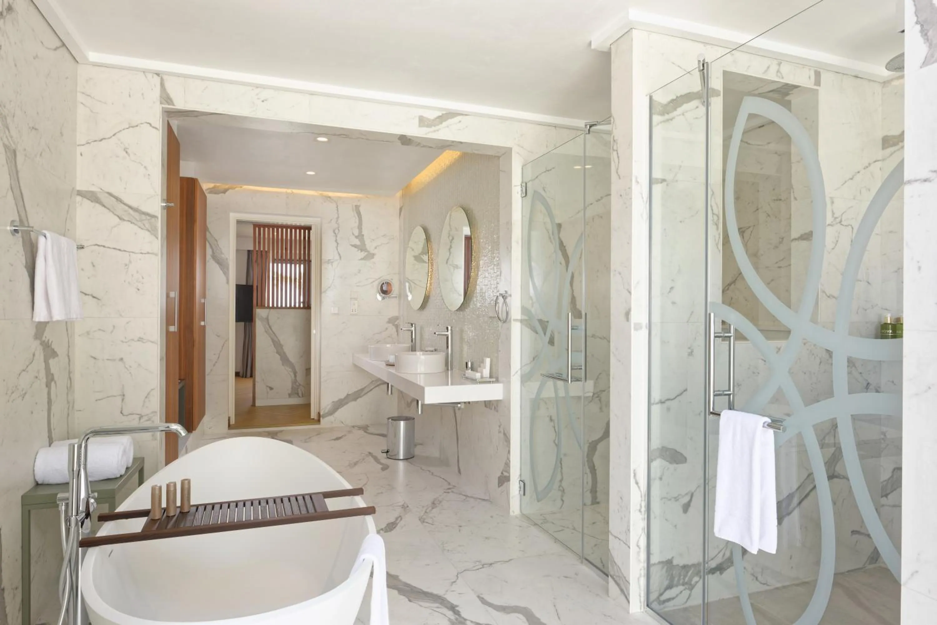 Shower in OUTRIGGER Maldives Maafushivaru Resort - 25 percent discount on transfers for min 4 nights stay and more, valid for reservations between 01 July till 22 Dec 2025