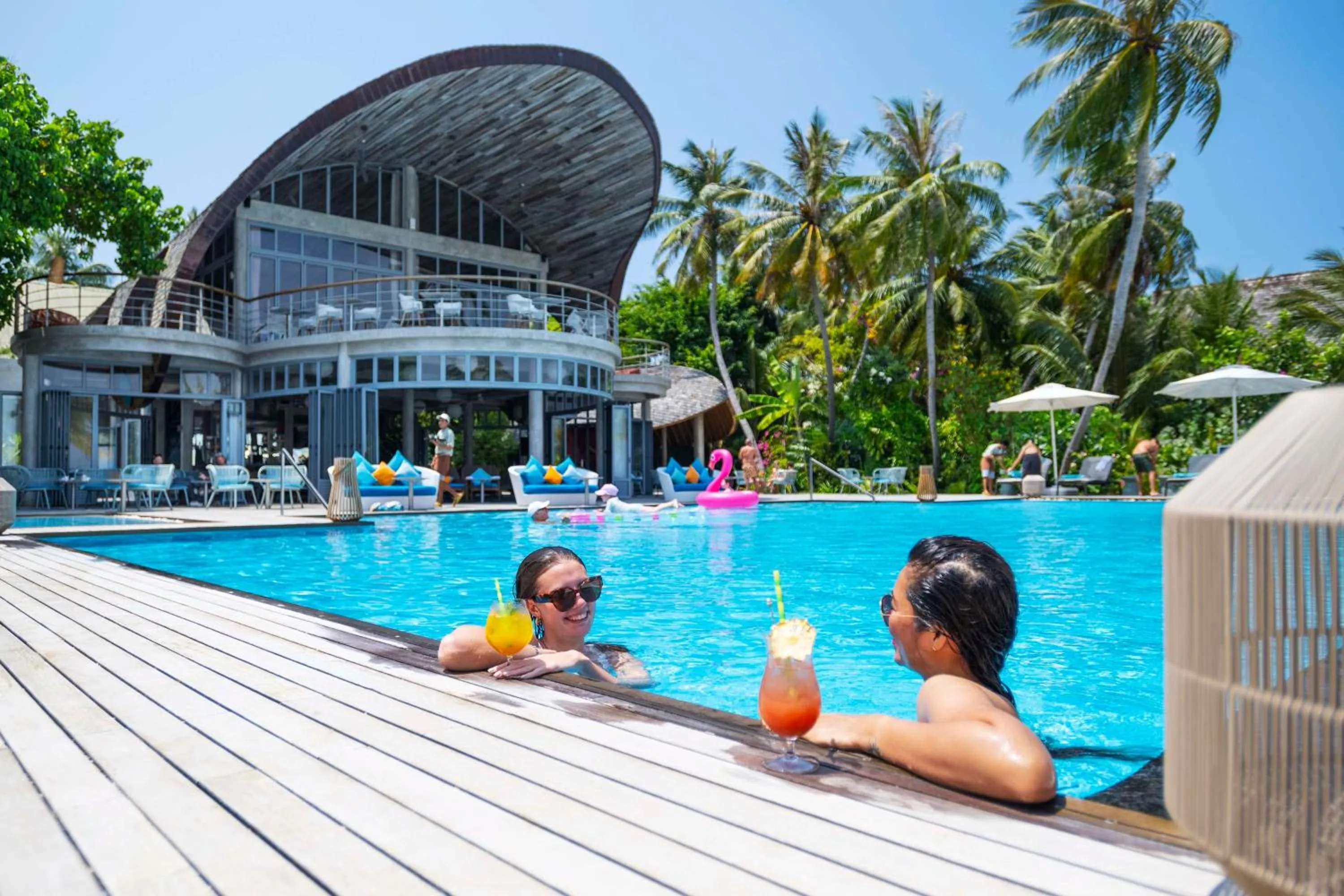 Lounge or bar in OUTRIGGER Maldives Maafushivaru Resort - 25 percent discount on transfers for min 4 nights stay and more, valid for reservations between 01 July till 22 Dec 2025