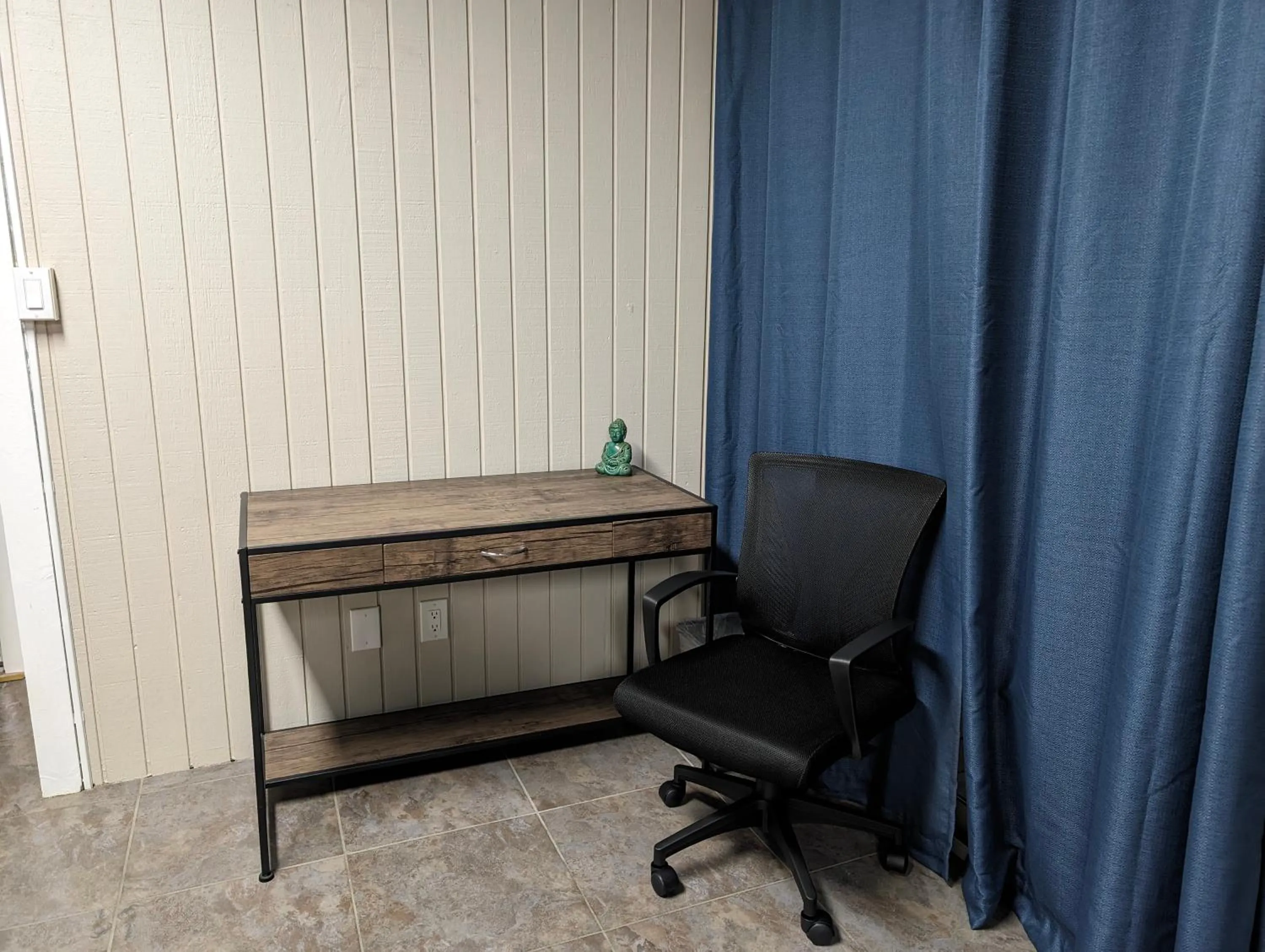 hair dresser in Modern Luxe Family & Groups Friendly Bungalow with Patio & Workspace