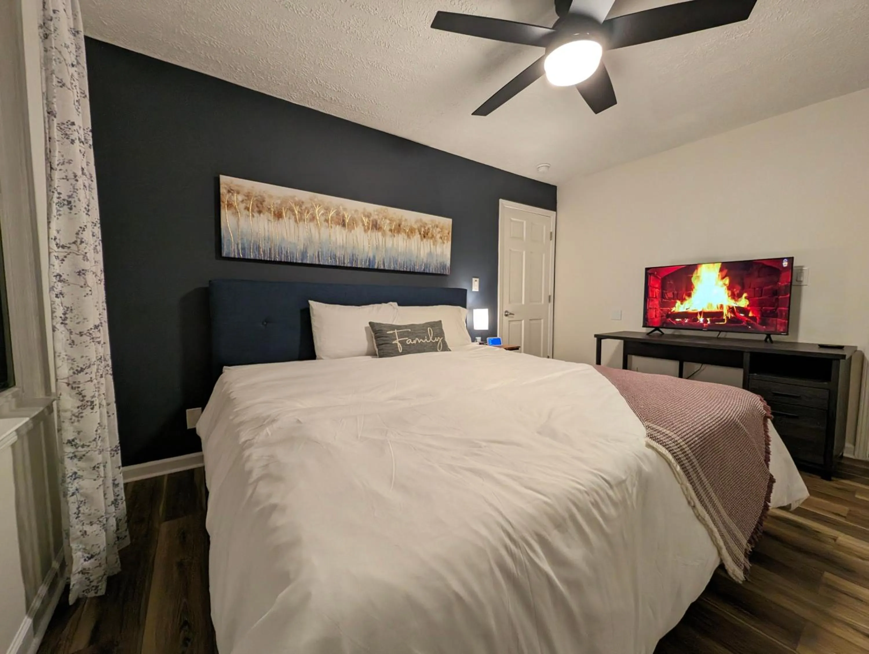 Bed in Modern Luxe Family & Groups Friendly Bungalow with Patio & Workspace