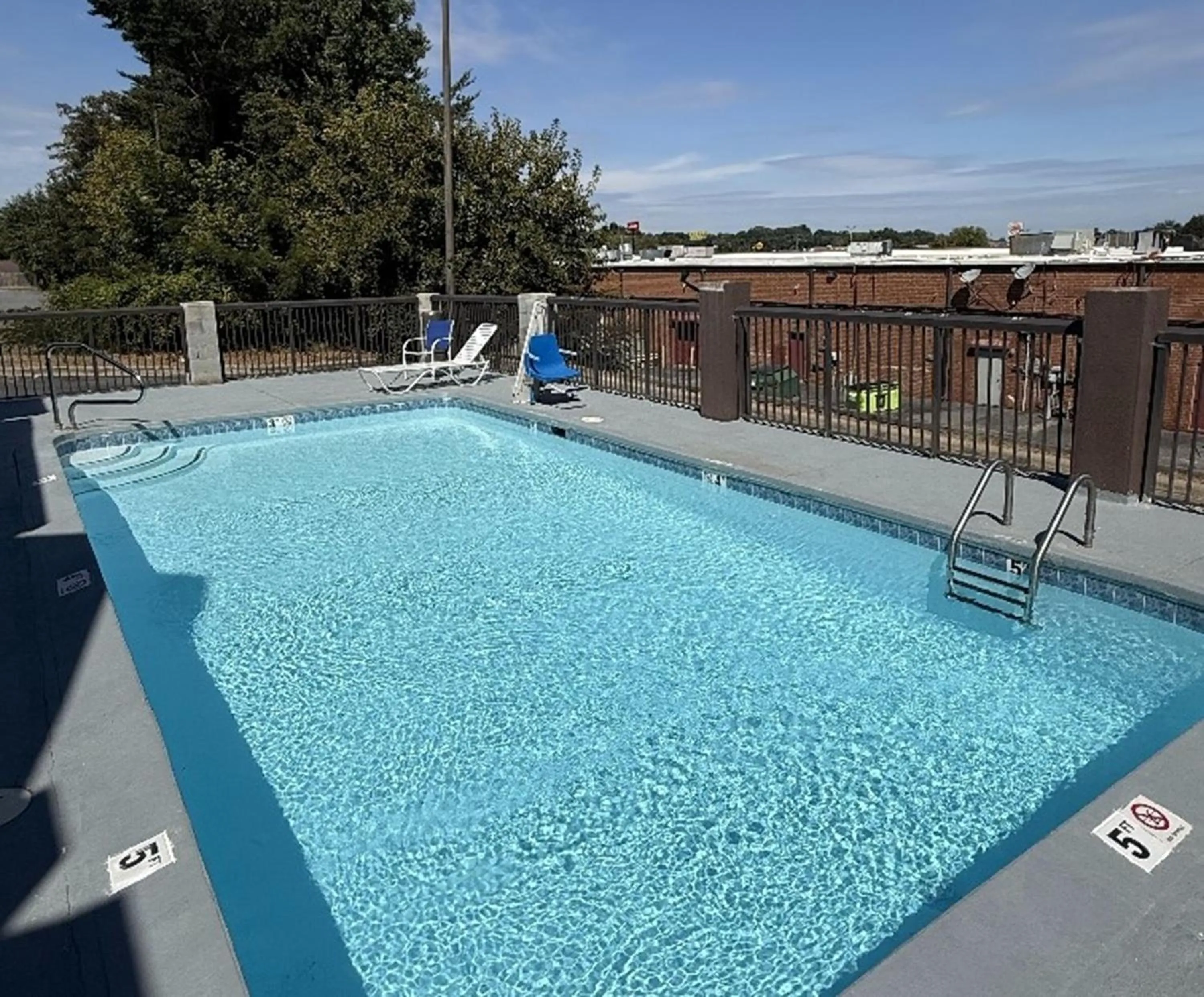 Swimming pool in Quality Inn & Suites Thomasville I-85