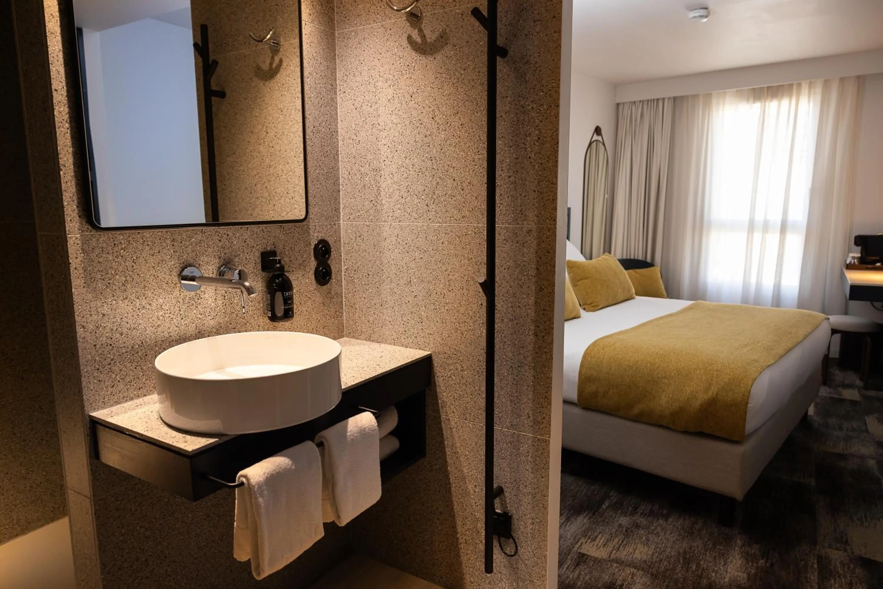 Property building, Bed in Le Saint-Nicolas