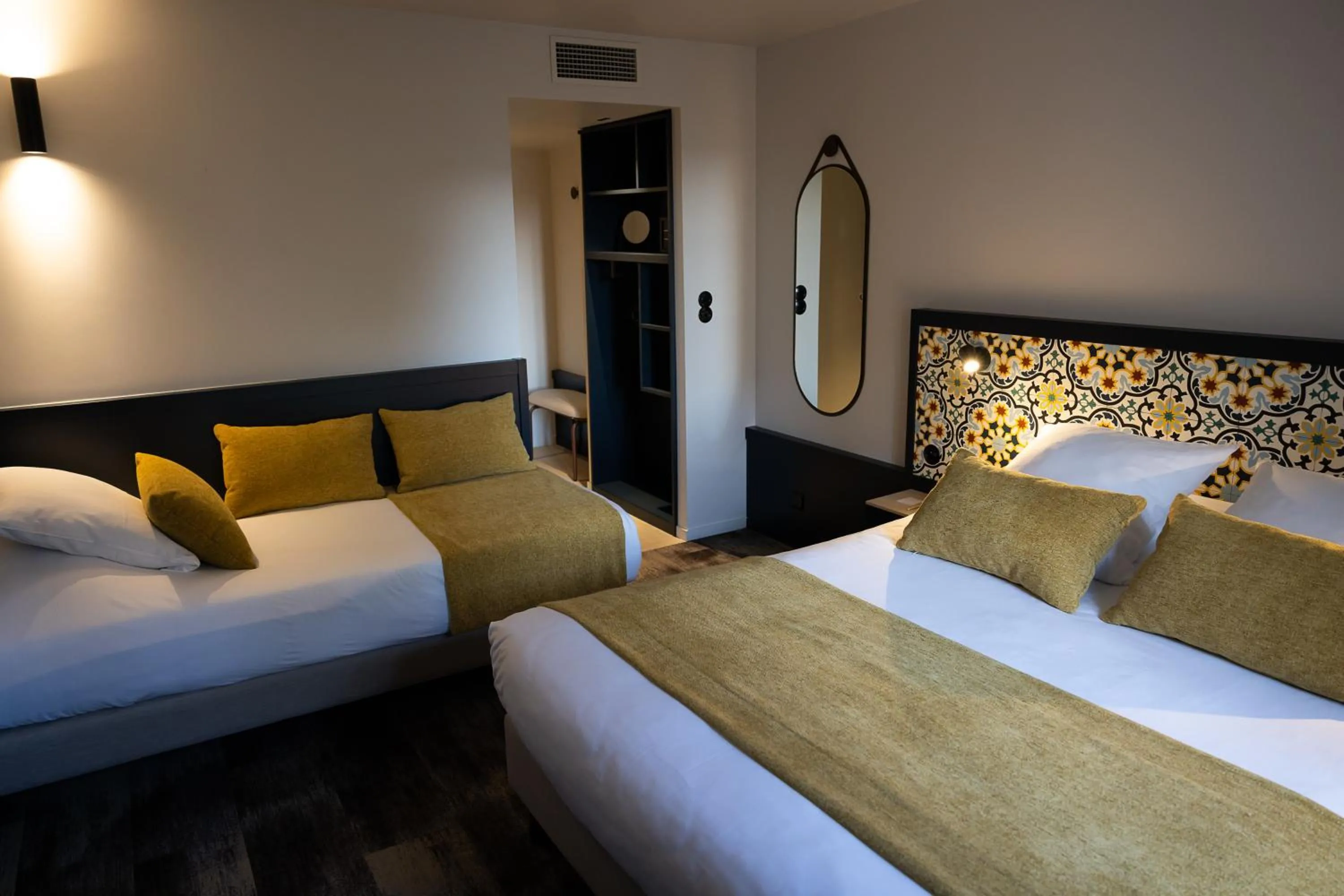 Property building, Bed in Le Saint-Nicolas