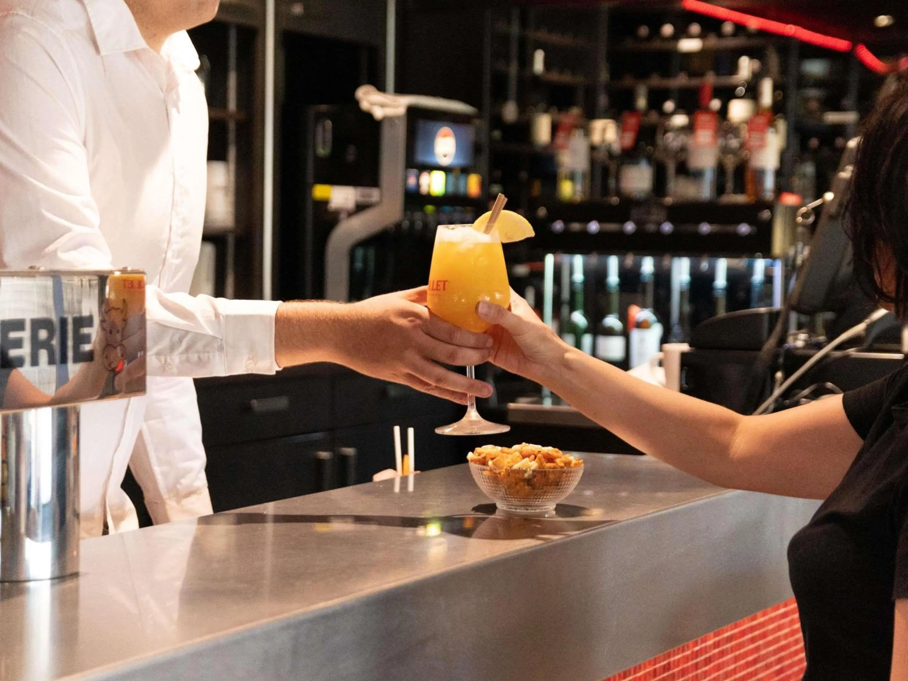 Lounge or bar in Hotel ibis Narbonne