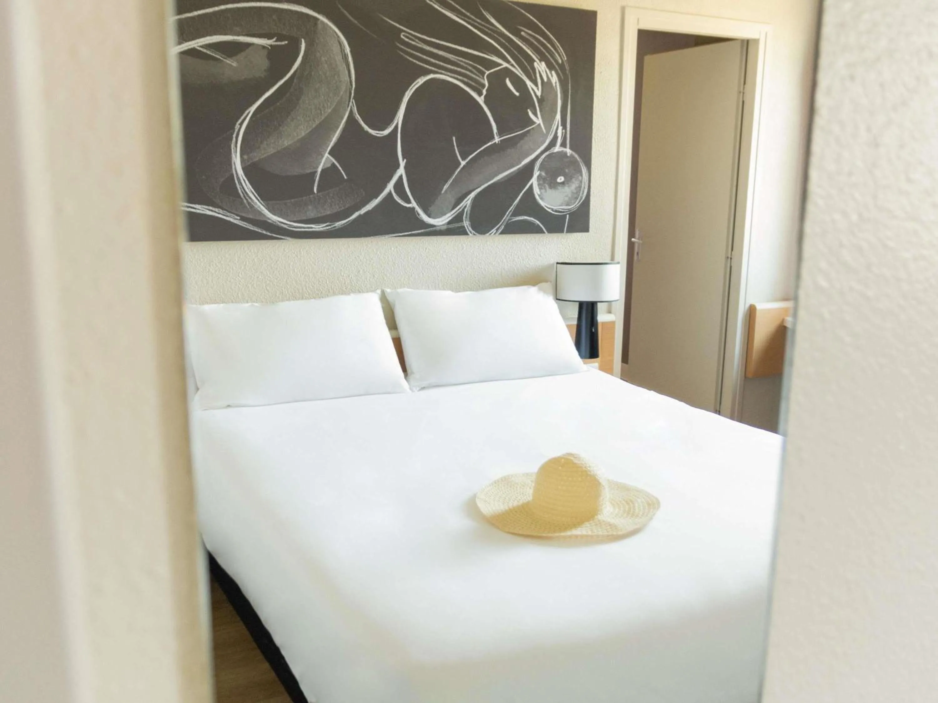 Bedroom, Bed in Hotel ibis Narbonne