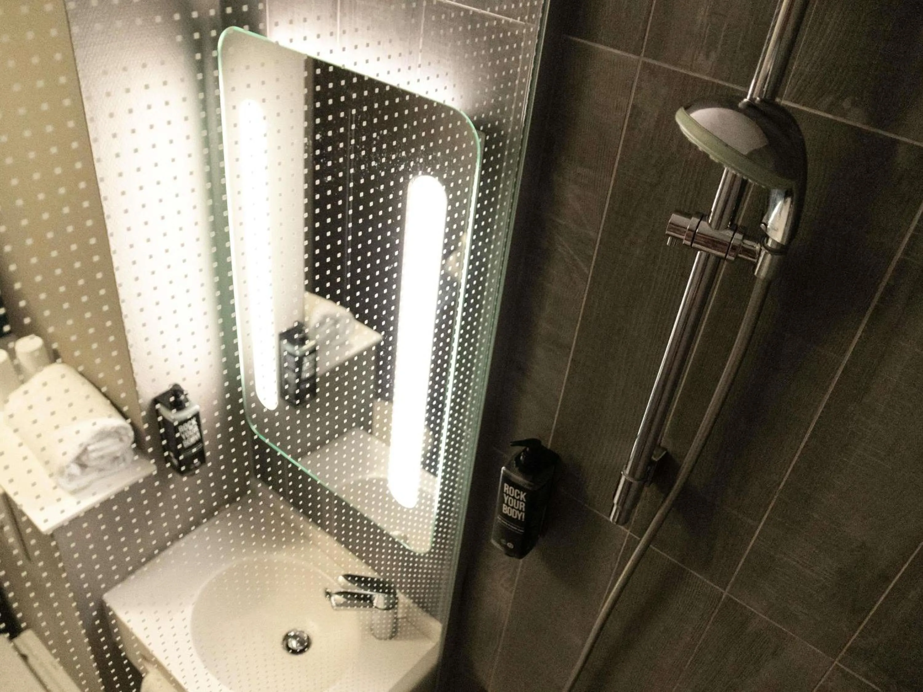 Bedroom in Hotel ibis Narbonne