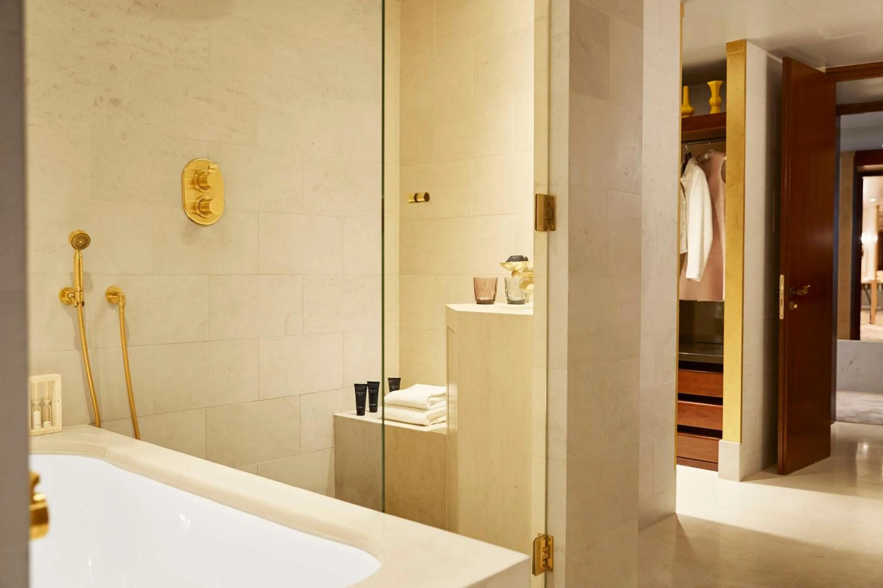 Bathroom, Bed in Park Hyatt Paris - Vendôme