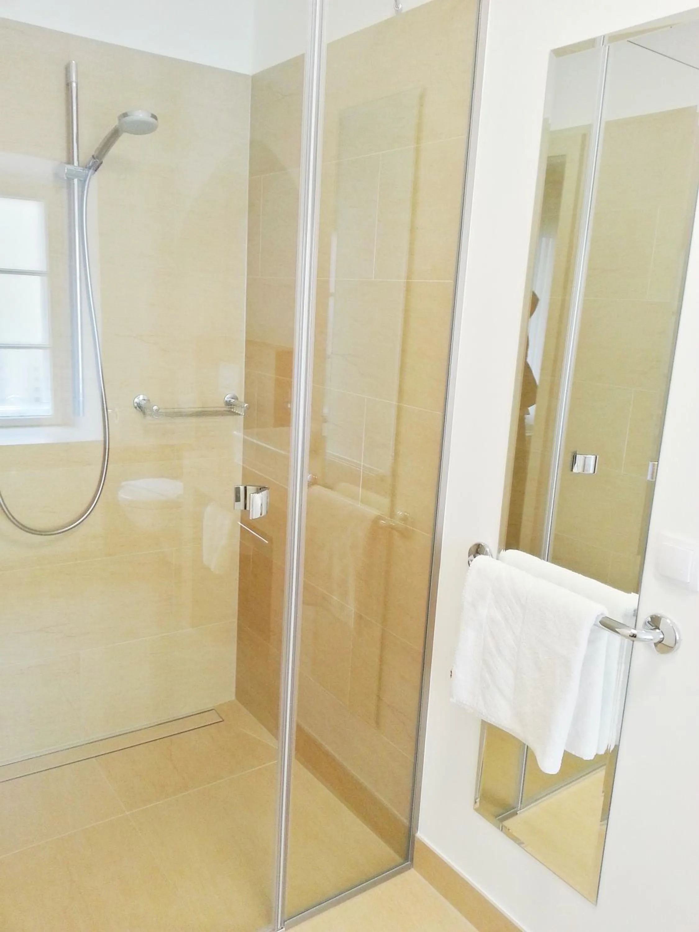 Shower in Madar Café Restaurant zum Fürsten