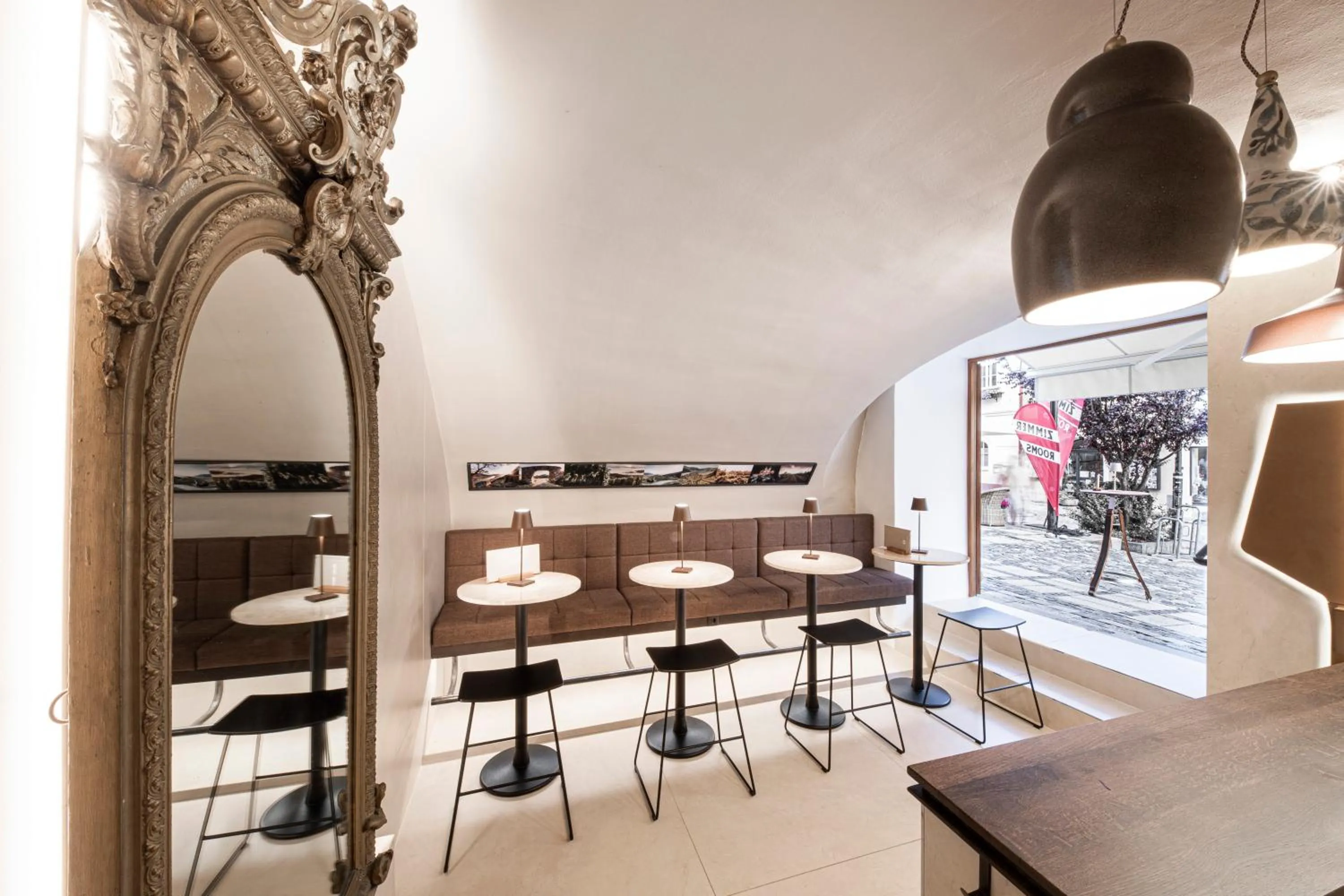 Evening entertainment in Madar Café Restaurant zum Fürsten