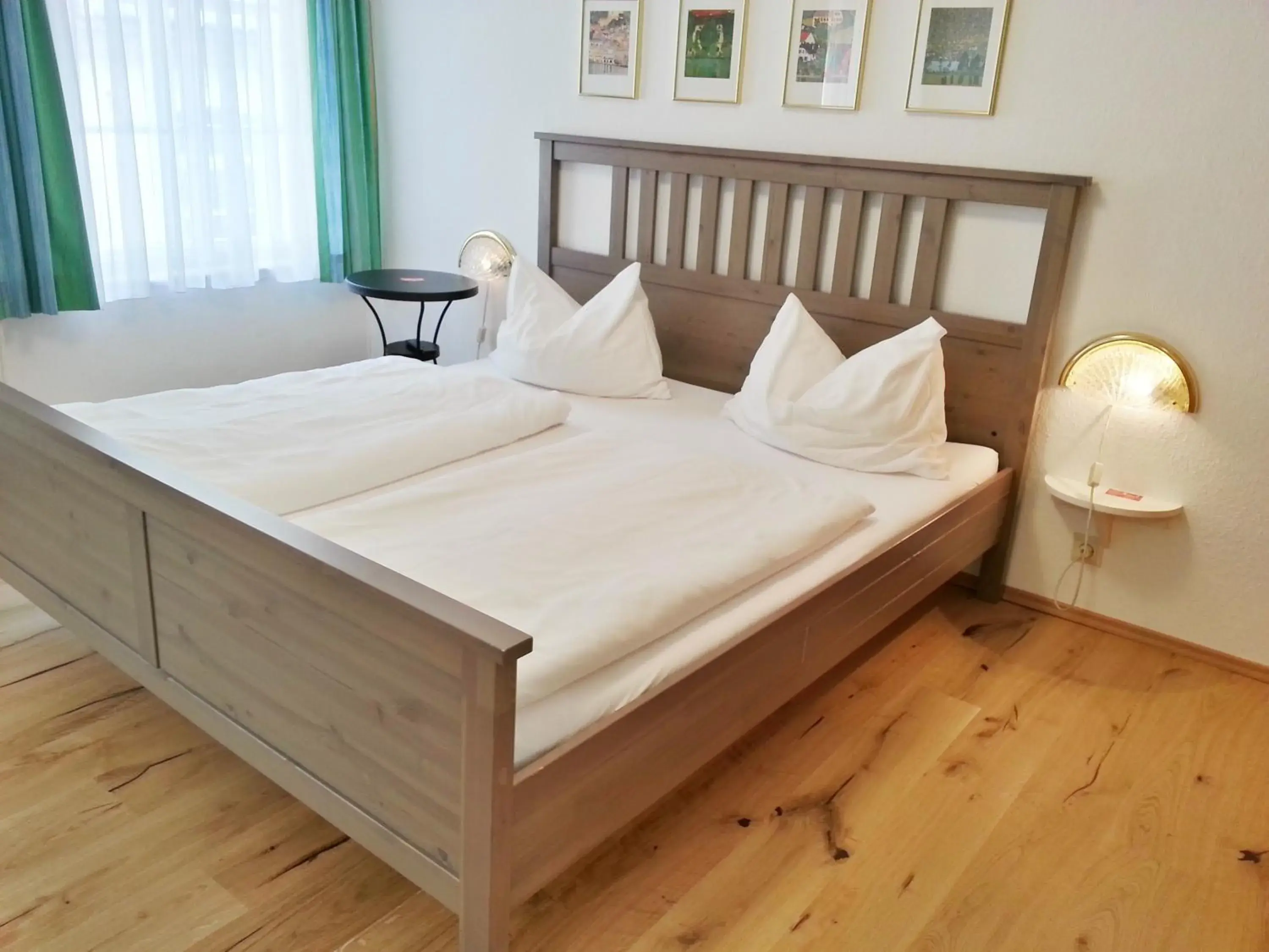 Double Room with Shower in Madar Café Restaurant zum Fürsten Double Room with Shower in Madar Café Restaurant zum Fürsten