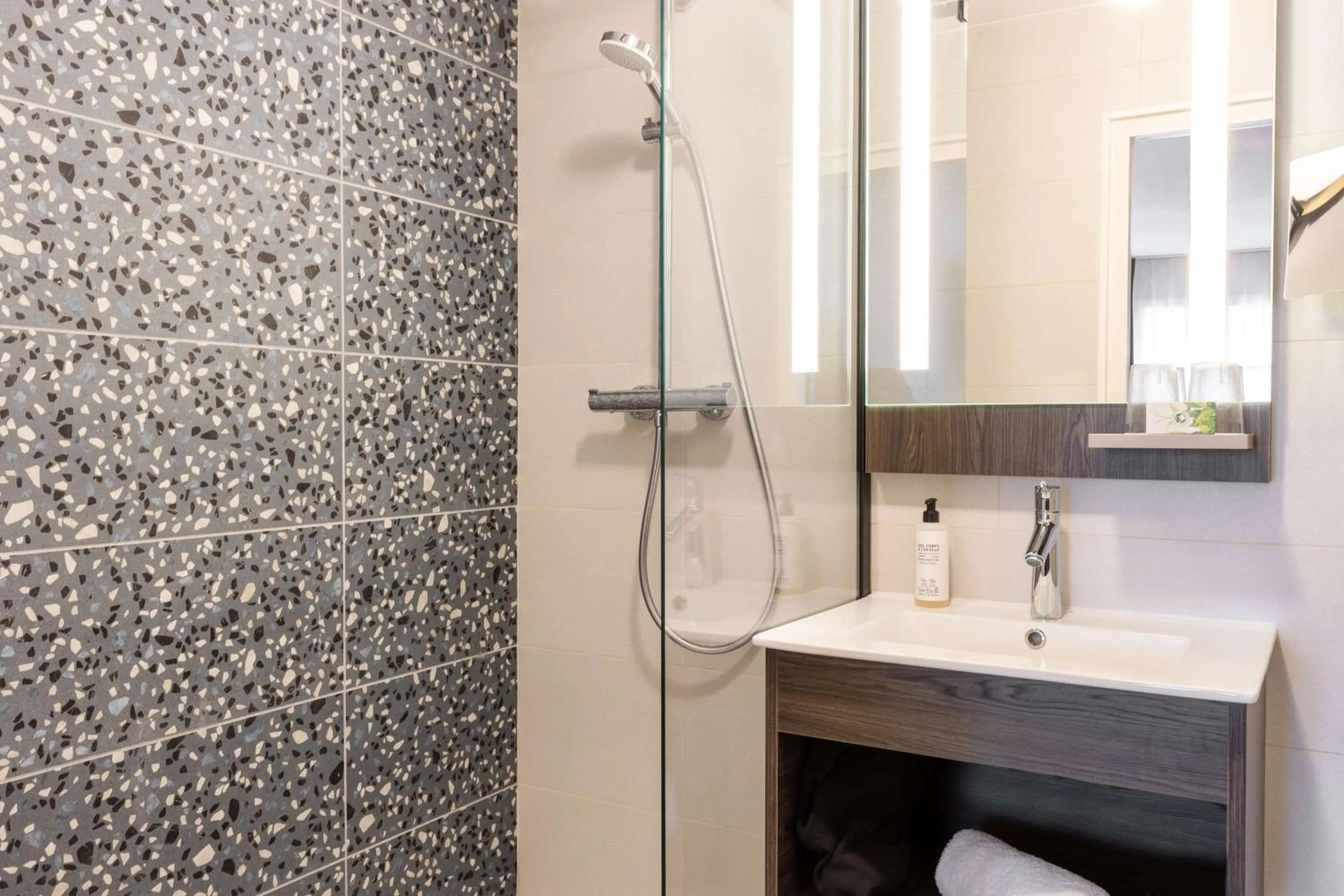 Shower in Best Western Plus l'Artist Hotel