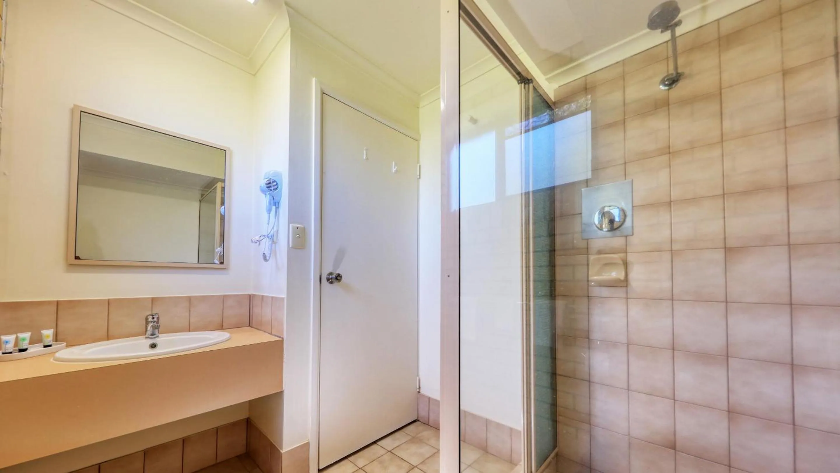 Shower in Bryants Motel Roma