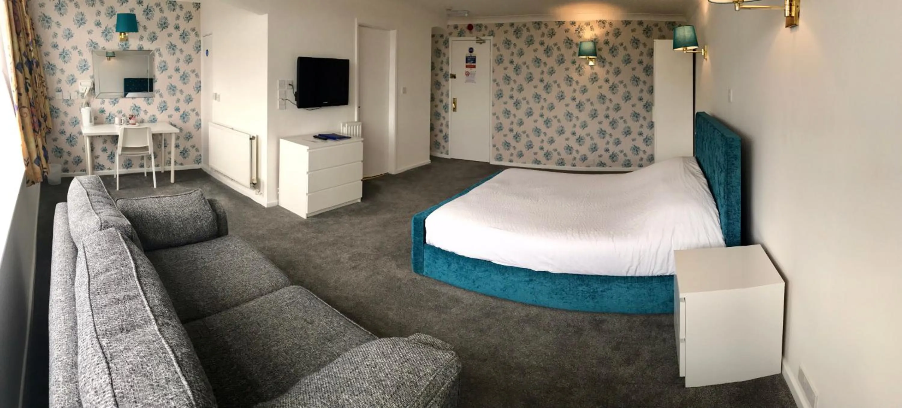 Photo of the whole room, Bed in The Highfield Hotel