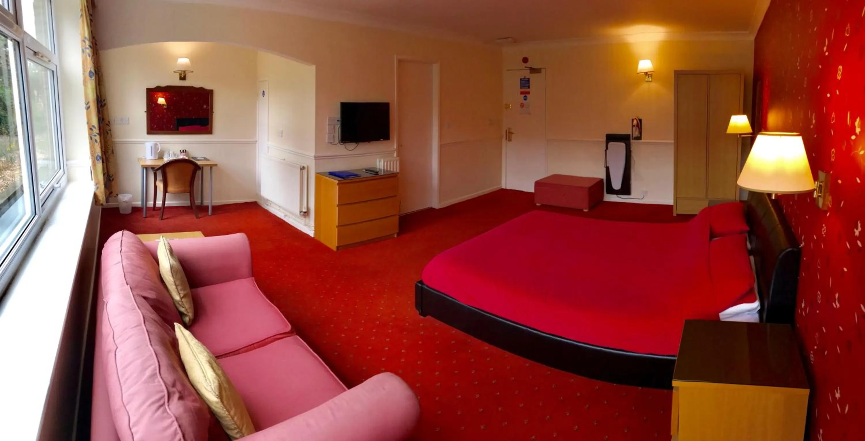 Photo of the whole room, Bed in The Highfield Hotel