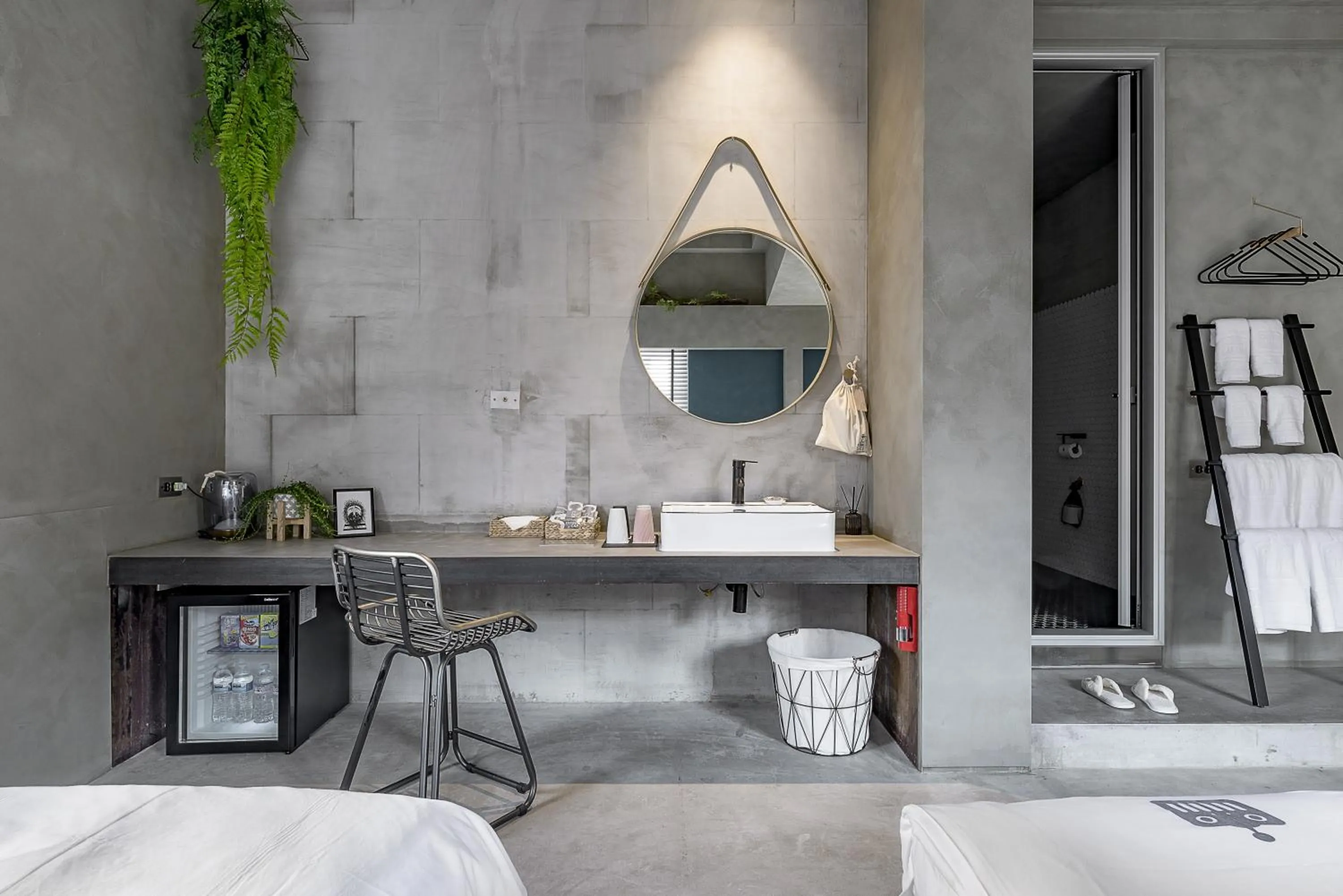 Bathroom, Bed in Loft Inn