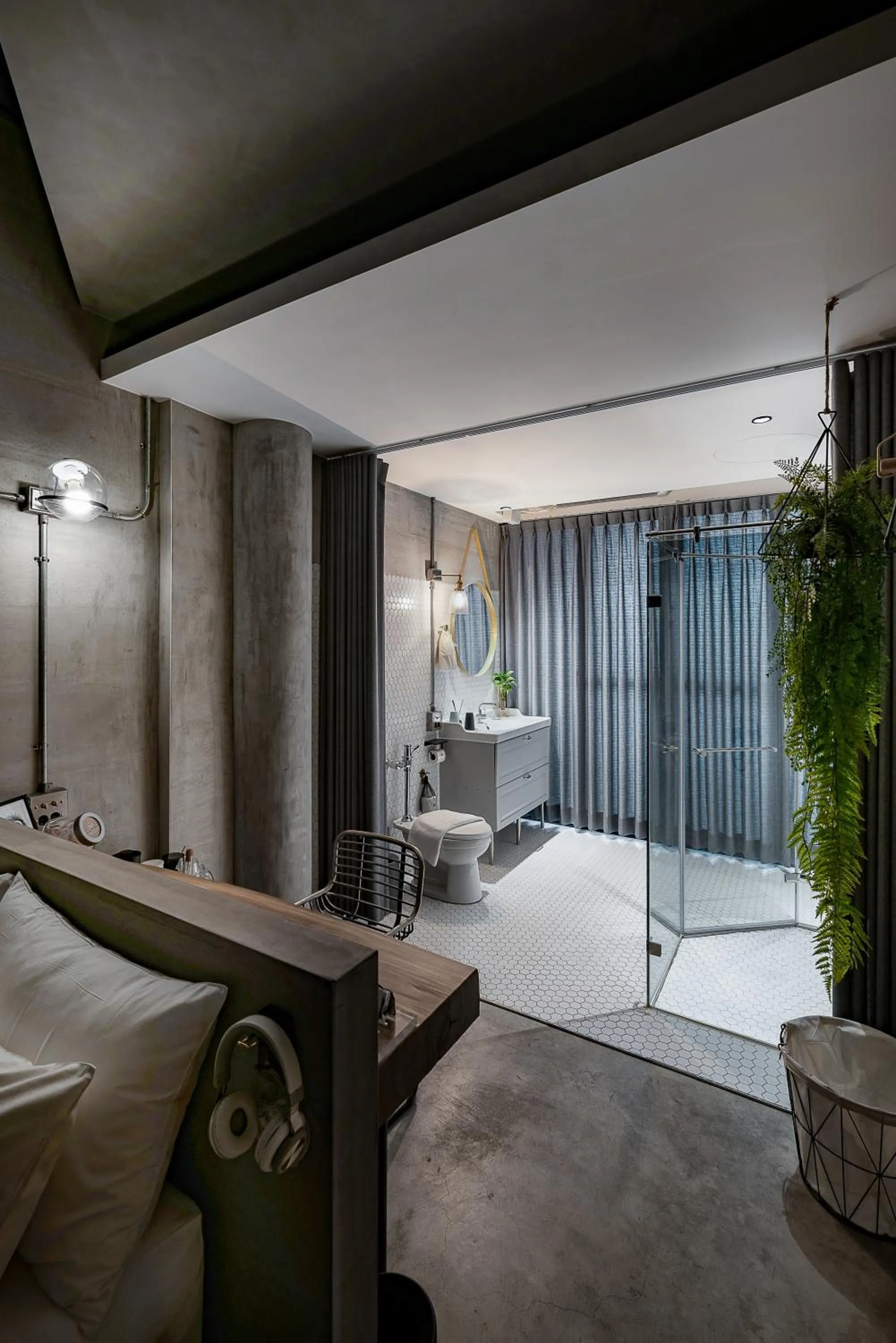 Bathroom, Bed in Loft Inn