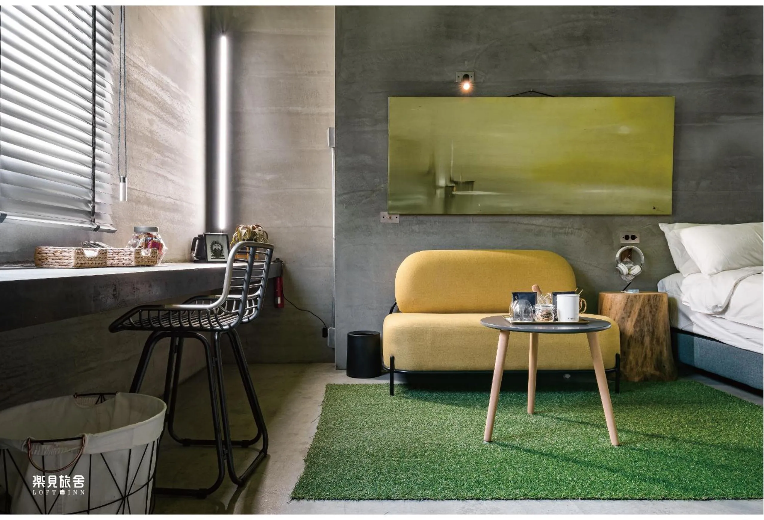 Living room, Bed in Loft Inn